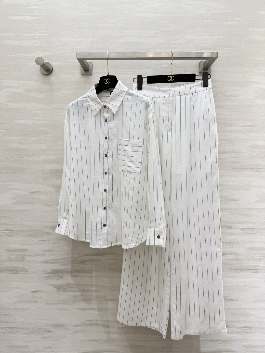 NO:859574,Loew's classic black and white striped suit｜Relaxed and neat high-end breathable linen blended fabric with a drapey feel that makes the upper body refreshing and not sweaty. Loose shirt + high-waisted wide-leg pants hide the body and make you look slimmer. Easily create a lazy heroine aura. Clean lines weaken body bugs. Can be held in commuting/daily/casual occasions. Available in black and white. One set unlocks N possible outfits!  High-quality customization, available in stock first size S/M/L/XL (S size shoulder width 49, bust 104, length 67, pants waist 66, pants length 110),, loewe, shirts,19860909Loew经典黑白条纹套装｜松弛又利落的高级感透气亚麻混纺面料 自带垂坠感上身清爽不闷汗 宽松衬衫+高腰阔腿裤 藏肉显瘦一绝 轻松打造慵懒大女主气场 利落线条弱化身材bug 通勤/日常/休闲场合都能hold住 黑白两色可选 一套解锁N种穿搭可能！高品质定制 现货首发sizeS/M/L/XL（s码肩宽49,胸围104,衣长67,裤子腰围66,裤长110）,,loewe,shirts,,Women's clothing