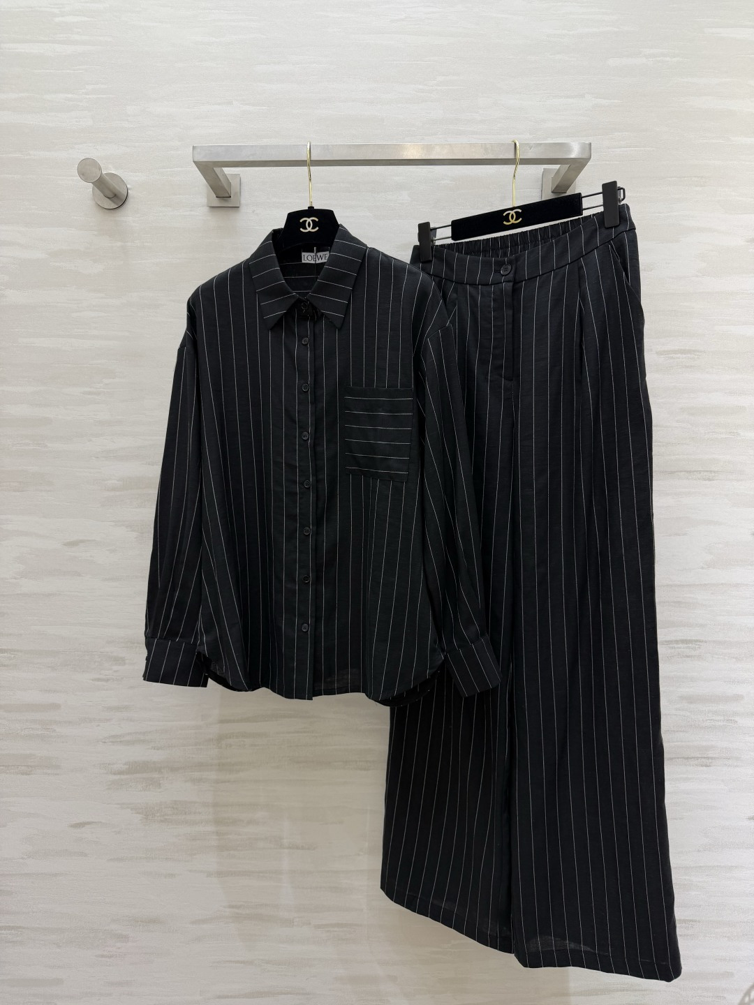 NO:854591,Loew's classic black and white striped suit｜Relaxed and neat high-end breathable linen blended fabric with a drapey feel that makes the upper body refreshing and not sweaty. Loose shirt + high-waisted wide-leg pants hide the body and make you look slimmer. Easily create a lazy heroine aura. Clean lines weaken body bugs. Can be held in commuting/daily/casual occasions. Available in black and white. One set unlocks N possible outfits!  High-quality customization, available in stock first size S/M/L/XL (S size shoulder width 49, bust 104, length 67, pants waist 66, pants length 110), Burberry-clothing, loewe, shirts,19860909Loew经典黑白条纹套装｜松弛又利落的高级感透气亚麻混纺面料 自带垂坠感上身清爽不闷汗 宽松衬衫+高腰阔腿裤 藏肉显瘦一绝 轻松打造慵懒大女主气场 利落线条弱化身材bug 通勤/日常/休闲场合都能hold住 黑白两色可选 一套解锁N种穿搭可能！高品质定制 现货首发sizeS/M/L/XL（s码肩宽49,胸围104,衣长67,裤子腰围66,裤长110）,博柏利-服装,loewe,shirts,,Women's clothing