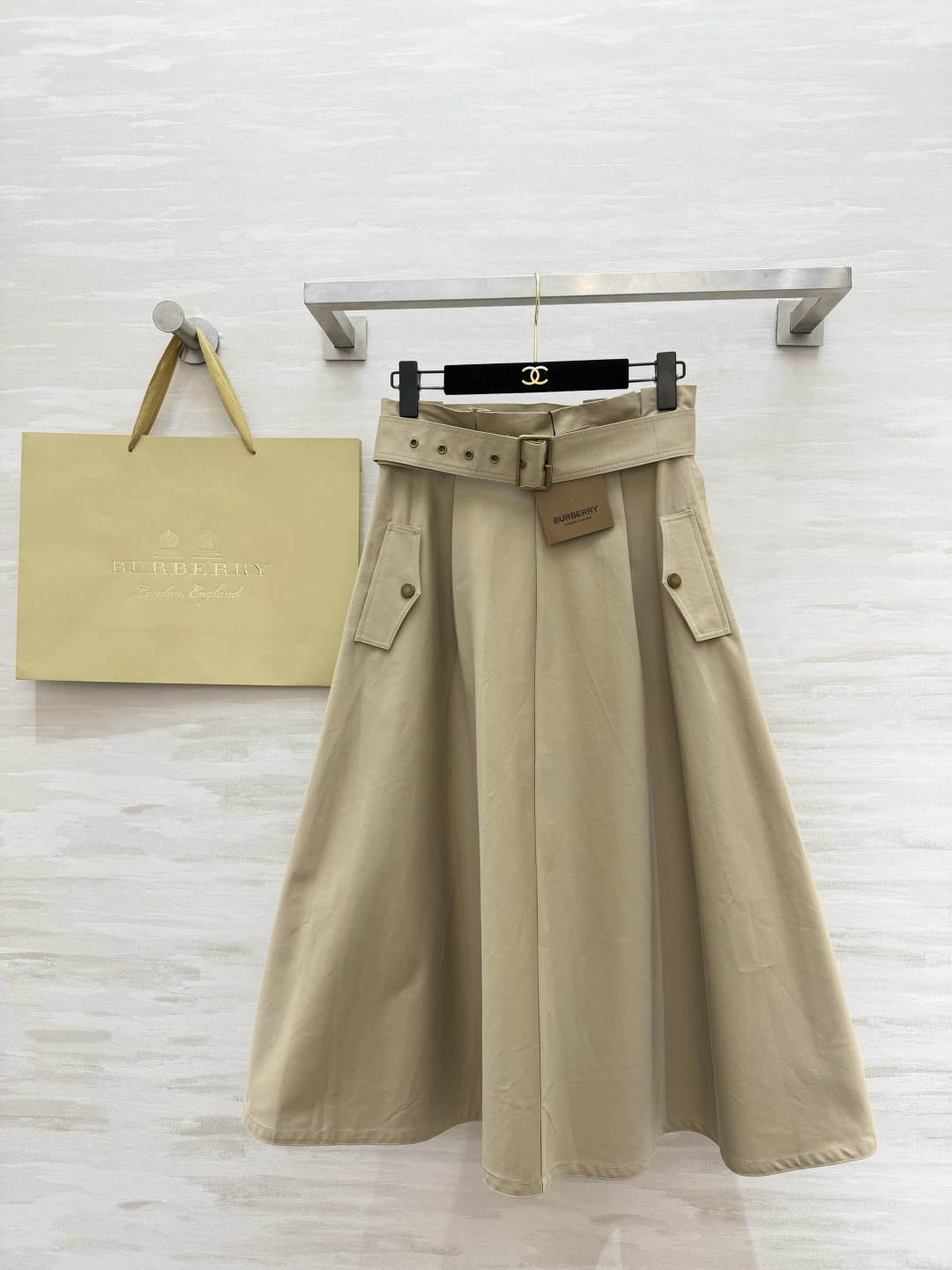 NO:859594,Burberr's classic workwear full-skirt and neat windbreaker fabric has a crisp feel. The upper body instantly transforms into a retro British style. The metal buckle + belt design accurately cinches the waist. It is easy to wear in a 37-point ratio. The A-line large skirt covers the crotch and hides the flesh. Available in two colors. It looks noble when paired with shirts/T-shirts. It can be worn for daily commuting. High-quality customization  Available in stock first size S/M/L/XL (M size waist 72, skirt length 80), burberry, skirts, shirts, tees, t-shirt,19860909Burberr经典工装大摆半裙利落风衣面料 自带挺括感 上身秒变复古英伦风 金属扣+腰带设计 精准收腰 轻松穿出三七分比例 A字大裙摆遮胯藏肉 两色可选 搭配衬衫/T恤都显贵气 通勤日常都能打 高品质定制 现货首发sizeS/M/L/XL（M码腰围72,裙长80）,,burberry,skirts,shirts,tees，t-shirt,,Women's clothing