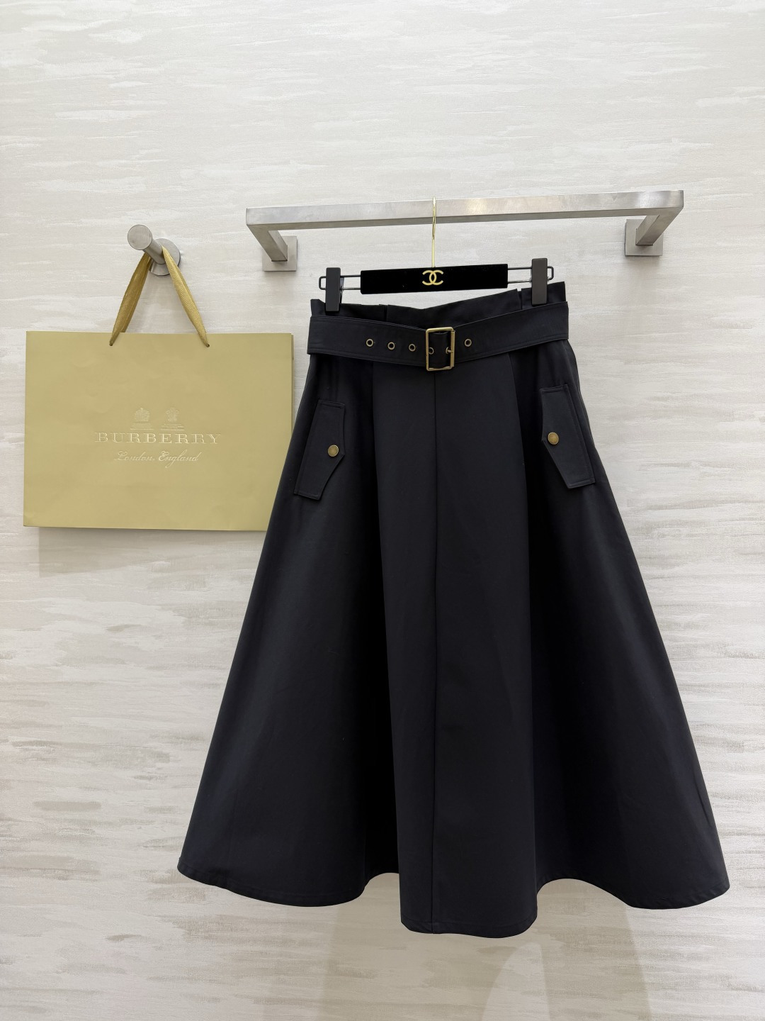 NO:854580,Burberr's classic workwear full-skirt and neat windbreaker fabric has a crisp feel. The upper body instantly transforms into a retro British style. The metal buckle + belt design accurately cinches the waist. It is easy to wear in a 37-point ratio. The A-line large skirt covers the crotch and hides the flesh. Available in two colors. It looks noble when paired with shirts/T-shirts. It can be worn for daily commuting. High-quality customization  Available in stock first size S/M/L/XL (M size waist 72, skirt length 80), Burberry-clothing, burberry, skirts, shirts, tees, t-shirt,19860909Burberr经典工装大摆半裙利落风衣面料 自带挺括感 上身秒变复古英伦风 金属扣+腰带设计 精准收腰 轻松穿出三七分比例 A字大裙摆遮胯藏肉 两色可选 搭配衬衫/T恤都显贵气 通勤日常都能打 高品质定制 现货首发sizeS/M/L/XL（M码腰围72,裙长80）,博柏利-服装,burberry,skirts,shirts,tees，t-shirt,,Women's clothing