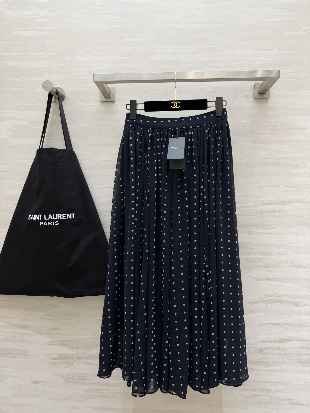 NO:855414,ysl polka dot skirt. The retro and gentle navy/black colors hidden in the polka dots are available. The drapey georgette fabric is swaying. It comes with an elegant filter. A versatile skirt that can be easily used for daily commuting and dating. High-quality customization. Available in stock first size S/M/L/XL (S size waist 64, skirt length 84), Saint Laurent-clothing, saint laurent, saint laurent, skirts,19860909ysl波点半裙 藏在波点里的复古温柔藏青/黑色两色可选 垂坠感乔其纱面料 摇曳之间 自带优雅滤镜 日常通勤、约会都能轻松拿捏的百搭神裙 高品质定制 现货首发sizeS/M/L/XL（s码腰围64,裙长84）,圣罗兰-服装,saint laurent,saint laurent,skirts,,Women's clothing