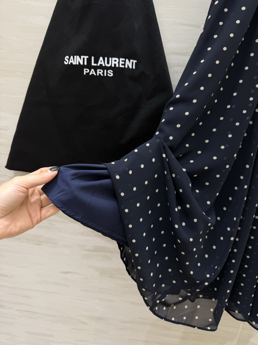 ysl²⁶波点半裙 藏在波点里的复古温柔✨藏青/黑色两色可选 垂坠感乔其纱面料 摇曳之间 自带优雅滤镜 