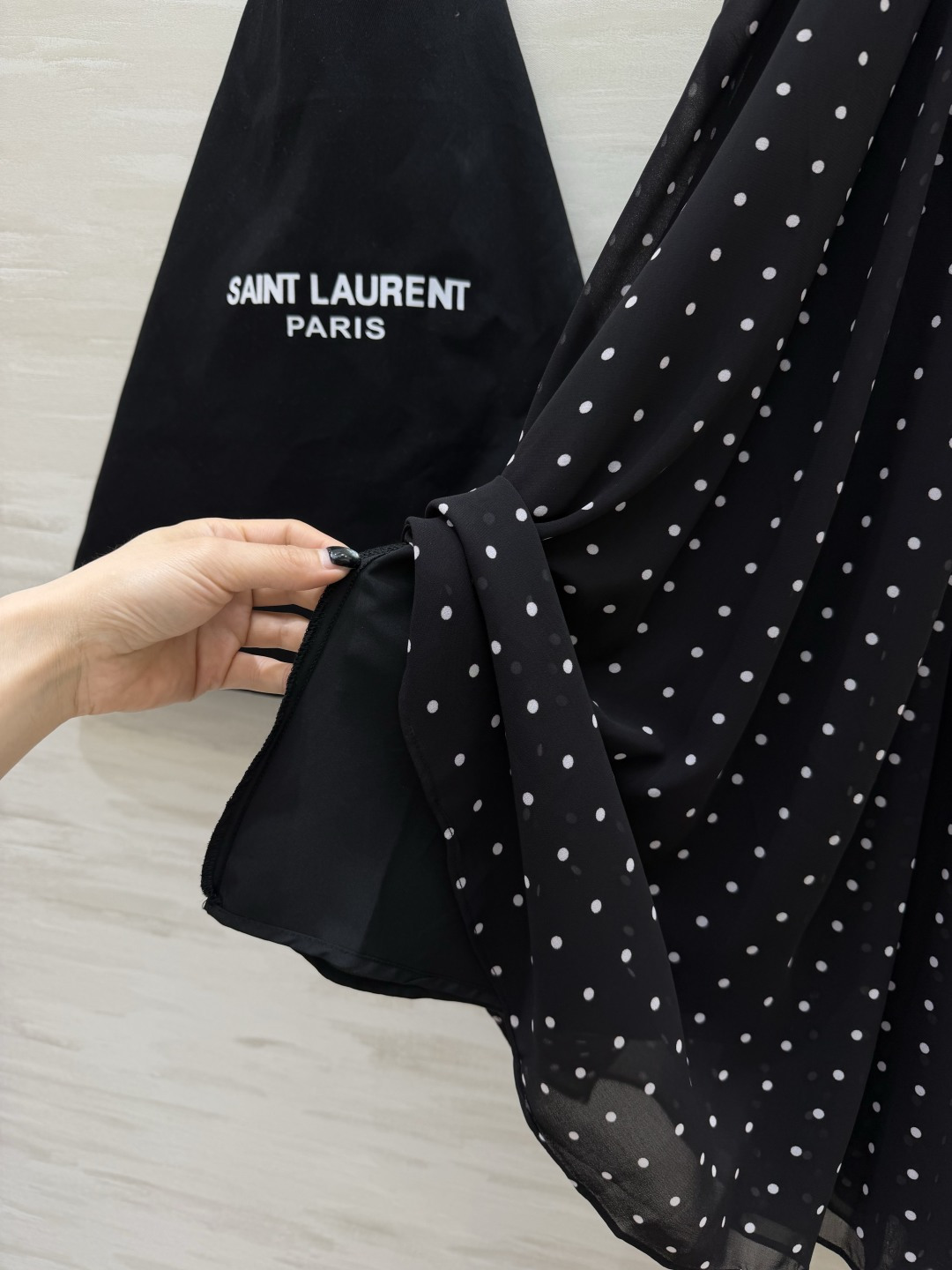 ysl²⁶波点半裙 藏在波点里的复古温柔✨藏青/黑色两色可选 垂坠感乔其纱面料 摇曳之间 自带优雅滤镜 