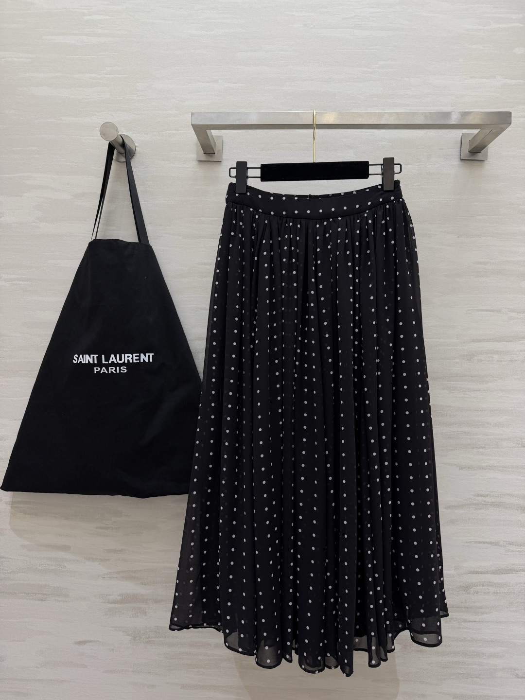ysl²⁶波点半裙 藏在波点里的复古温柔✨藏青/黑色两色可选 垂坠感乔其纱面料 摇曳之间 自带优雅滤镜 