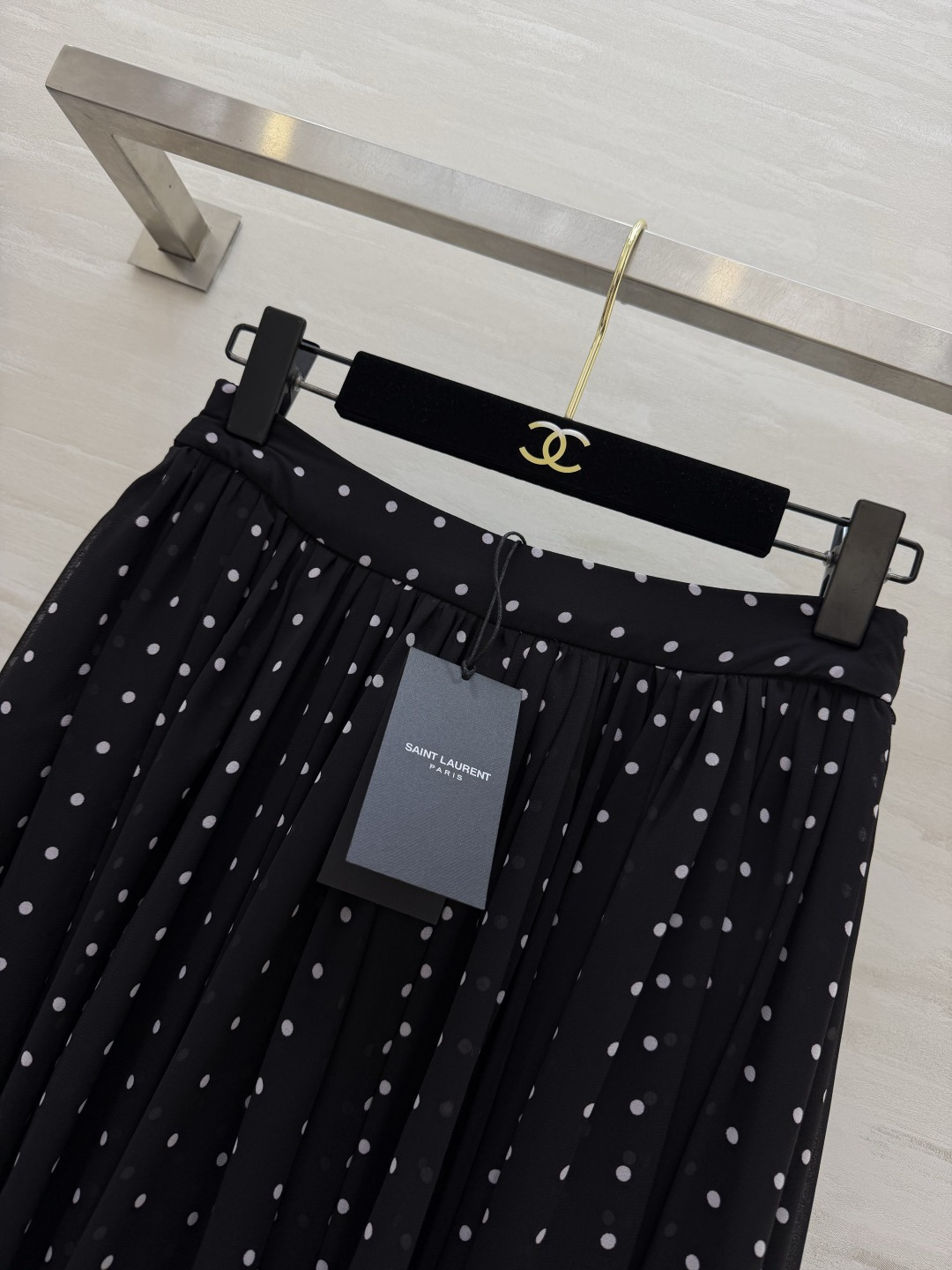 ysl²⁶波点半裙 藏在波点里的复古温柔✨藏青/黑色两色可选 垂坠感乔其纱面料 摇曳之间 自带优雅滤镜 