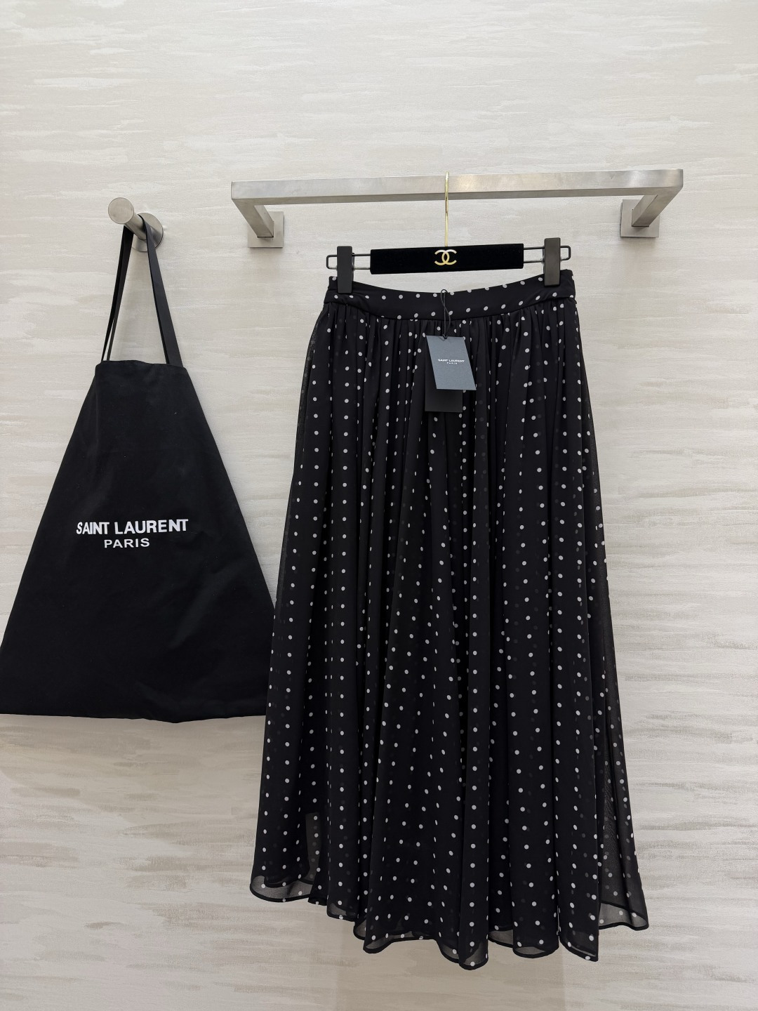 NO:855429,ysl polka dot skirt. The retro and gentle navy/black colors hidden in the polka dots are available. The drapey georgette fabric is swaying. It comes with an elegant filter. A versatile skirt that can be easily used for daily commuting and dating. High-quality customization. Available in stock first size S/M/L/XL (S size waist 64, skirt length 84), Saint Laurent-clothing, saint laurent, saint laurent, skirts,19860909ysl波点半裙 藏在波点里的复古温柔藏青/黑色两色可选 垂坠感乔其纱面料 摇曳之间 自带优雅滤镜 日常通勤、约会都能轻松拿捏的百搭神裙 高品质定制 现货首发sizeS/M/L/XL（s码腰围64,裙长84）,圣罗兰-服装,saint laurent,saint laurent,skirts,,Women's clothing