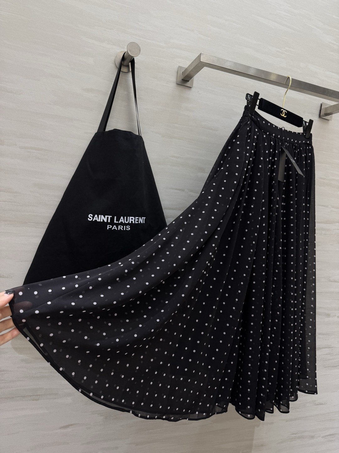 ysl²⁶波点半裙 藏在波点里的复古温柔✨藏青/黑色两色可选 垂坠感乔其纱面料 摇曳之间 自带优雅滤镜 