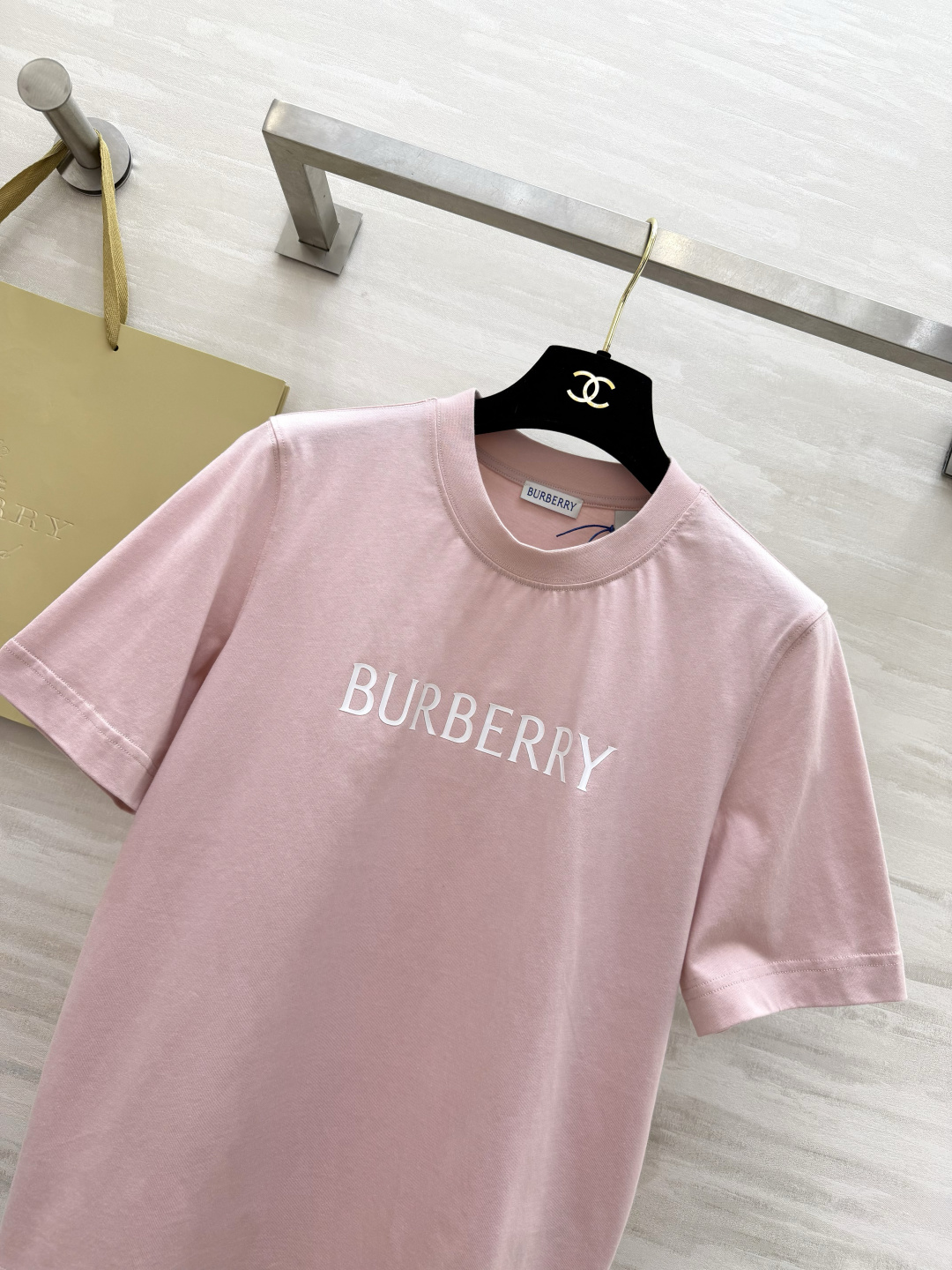 Burberr♡²⁶经典字母T恤 黑/粉两色都太戳我了✨基础款才是衣柜里的常青树 面料软糯亲肤 版型宽松