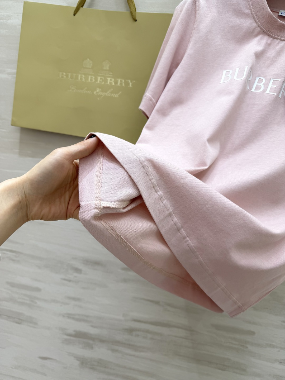 Burberr♡²⁶经典字母T恤 黑/粉两色都太戳我了✨基础款才是衣柜里的常青树 面料软糯亲肤 版型宽松