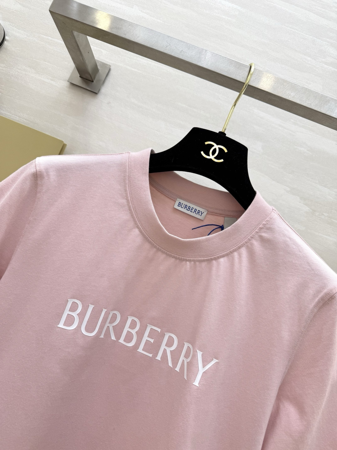 Burberr♡²⁶经典字母T恤 黑/粉两色都太戳我了✨基础款才是衣柜里的常青树 面料软糯亲肤 版型宽松