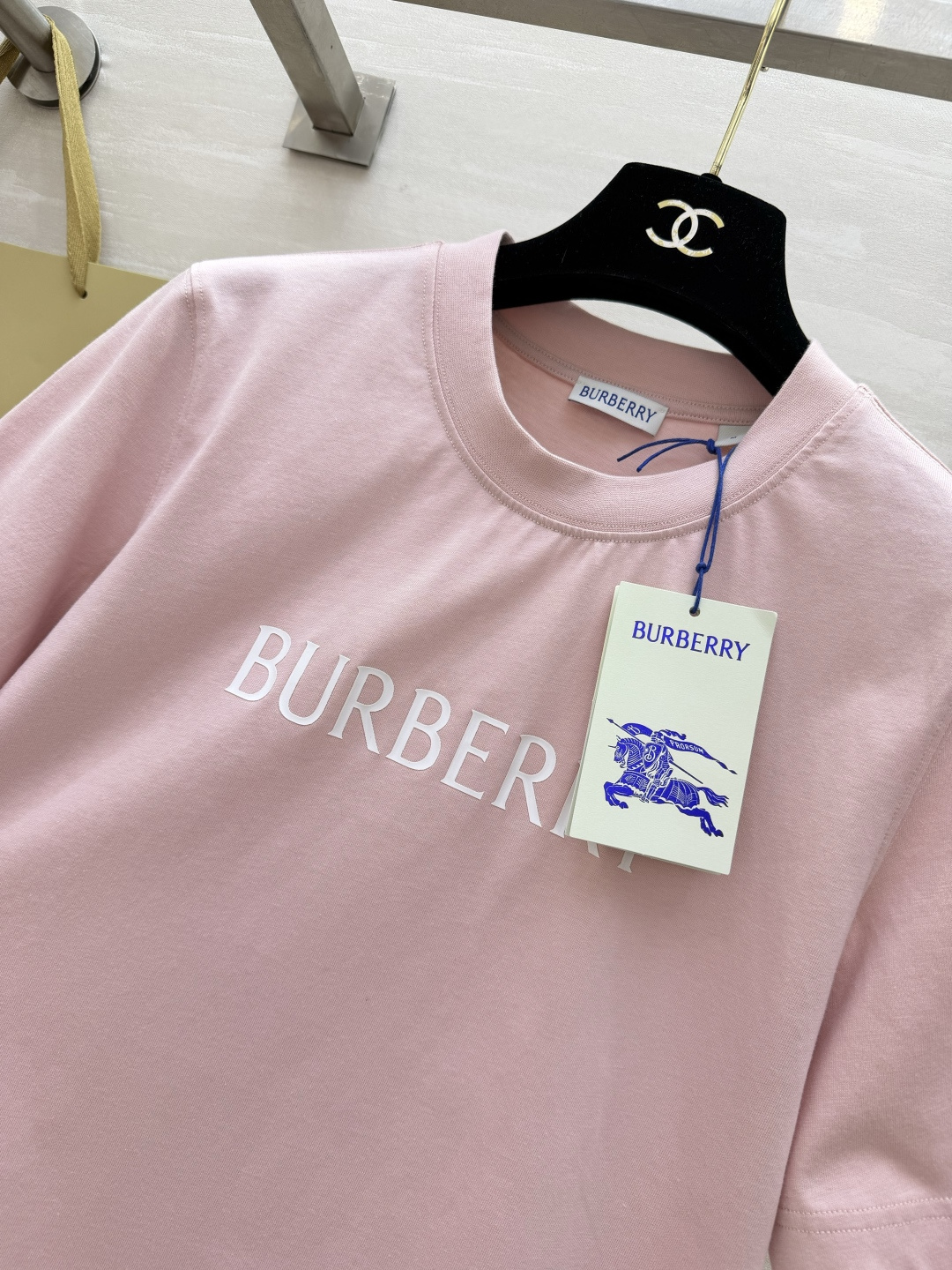 Burberr♡²⁶经典字母T恤 黑/粉两色都太戳我了✨基础款才是衣柜里的常青树 面料软糯亲肤 版型宽松