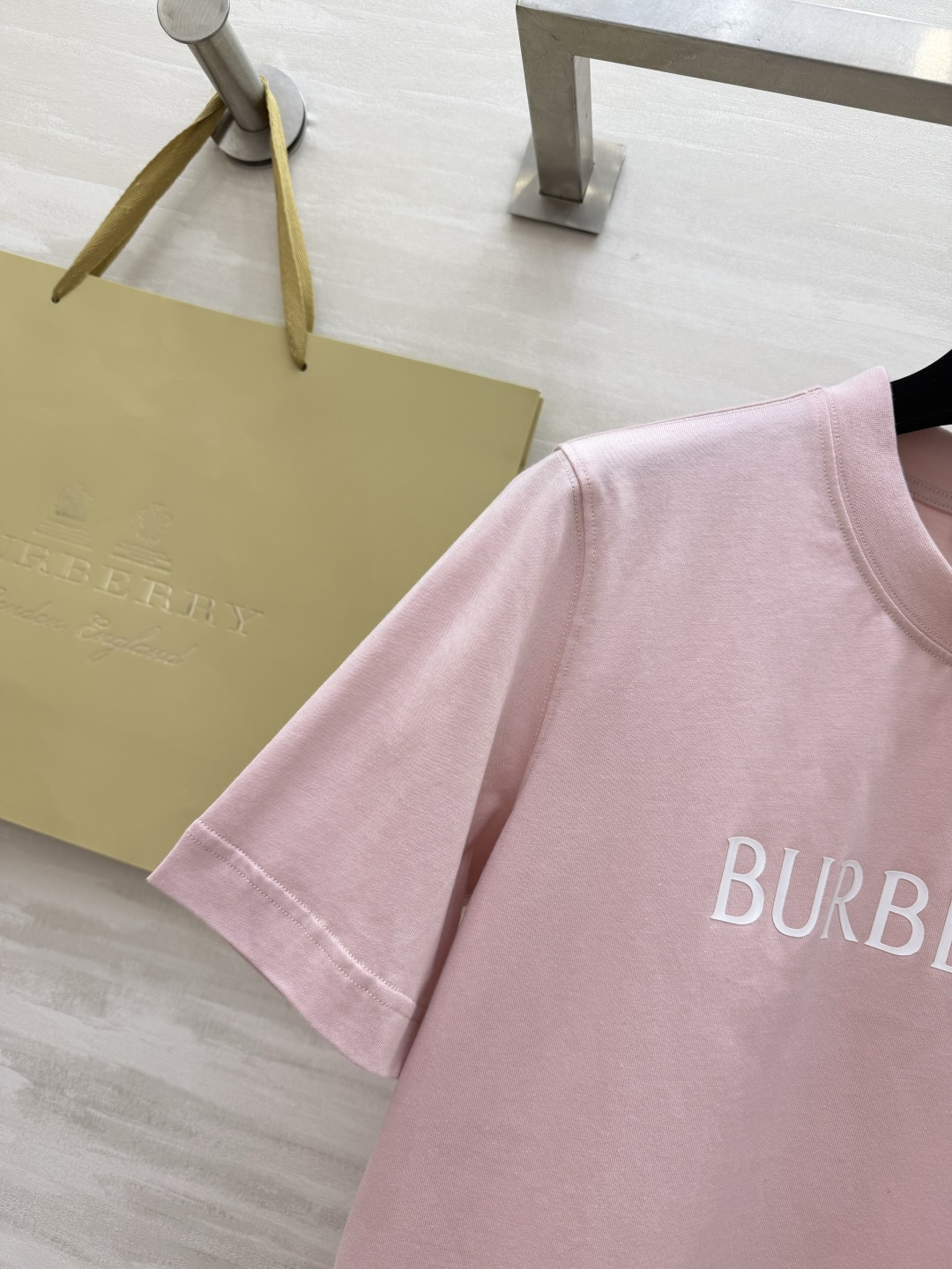 Burberr♡²⁶经典字母T恤 黑/粉两色都太戳我了✨基础款才是衣柜里的常青树 面料软糯亲肤 版型宽松