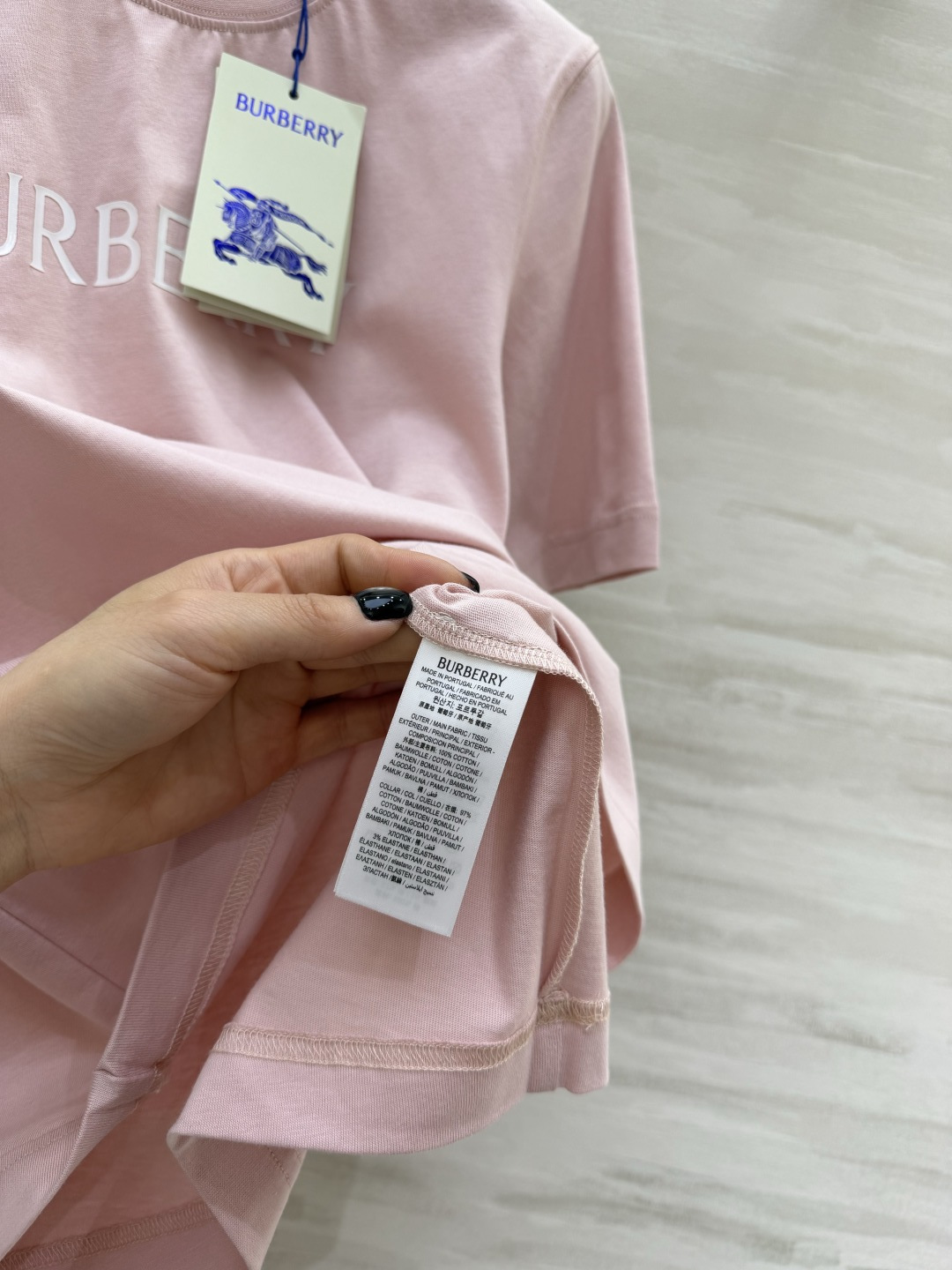 Burberr♡²⁶经典字母T恤 黑/粉两色都太戳我了✨基础款才是衣柜里的常青树 面料软糯亲肤 版型宽松