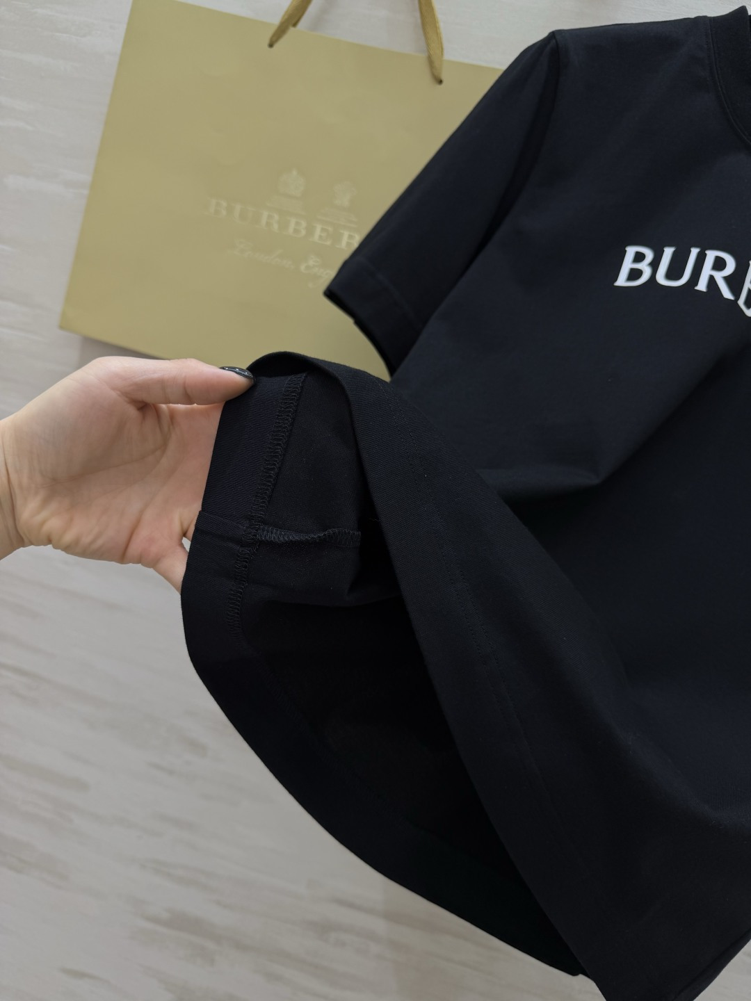 Burberr♡²⁶经典字母T恤 黑/粉两色都太戳我了✨基础款才是衣柜里的常青树 面料软糯亲肤 版型宽松