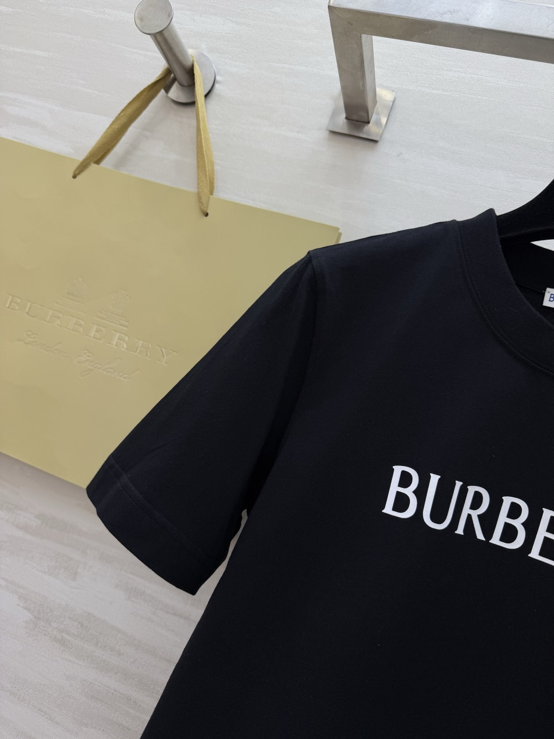 Burberr♡²⁶经典字母T恤 黑/粉两色都太戳我了✨基础款才是衣柜里的常青树 面料软糯亲肤 版型宽松