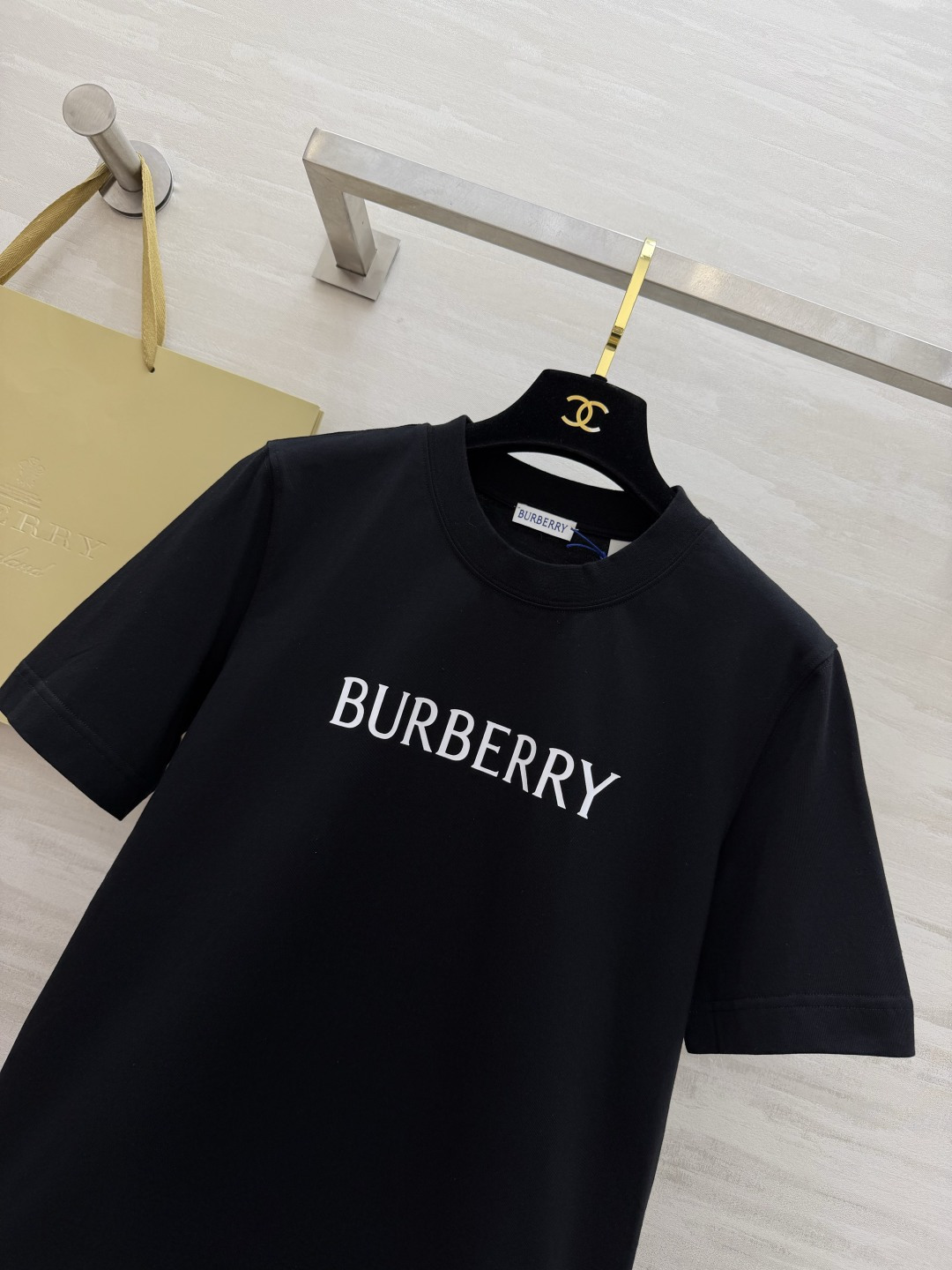 Burberr♡²⁶经典字母T恤 黑/粉两色都太戳我了✨基础款才是衣柜里的常青树 面料软糯亲肤 版型宽松
