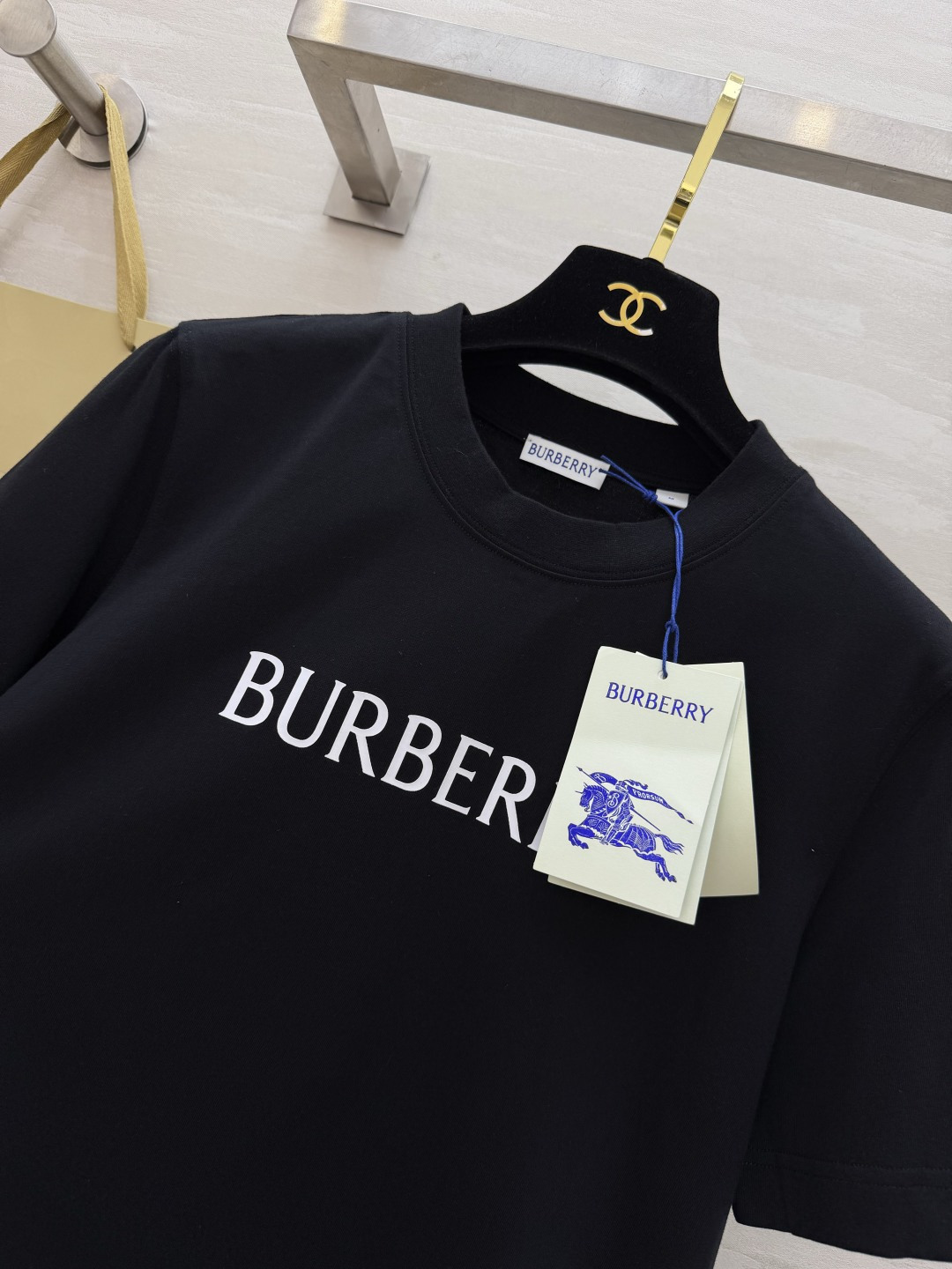 Burberr♡²⁶经典字母T恤 黑/粉两色都太戳我了✨基础款才是衣柜里的常青树 面料软糯亲肤 版型宽松