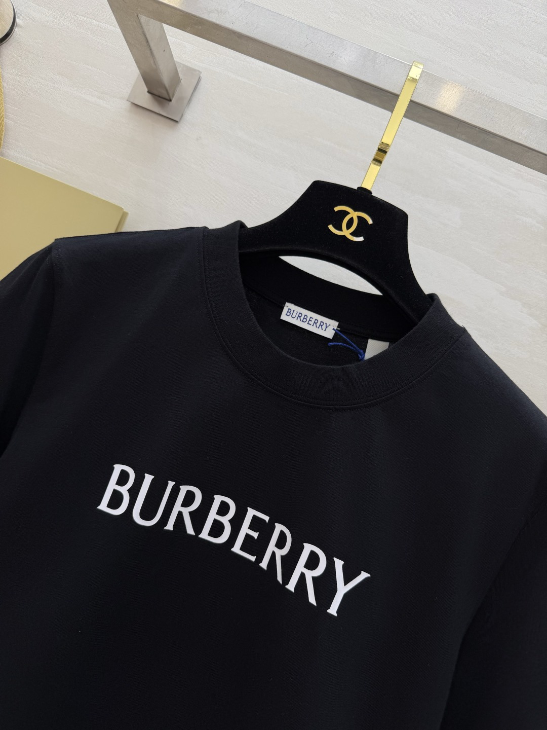 Burberr♡²⁶经典字母T恤 黑/粉两色都太戳我了✨基础款才是衣柜里的常青树 面料软糯亲肤 版型宽松