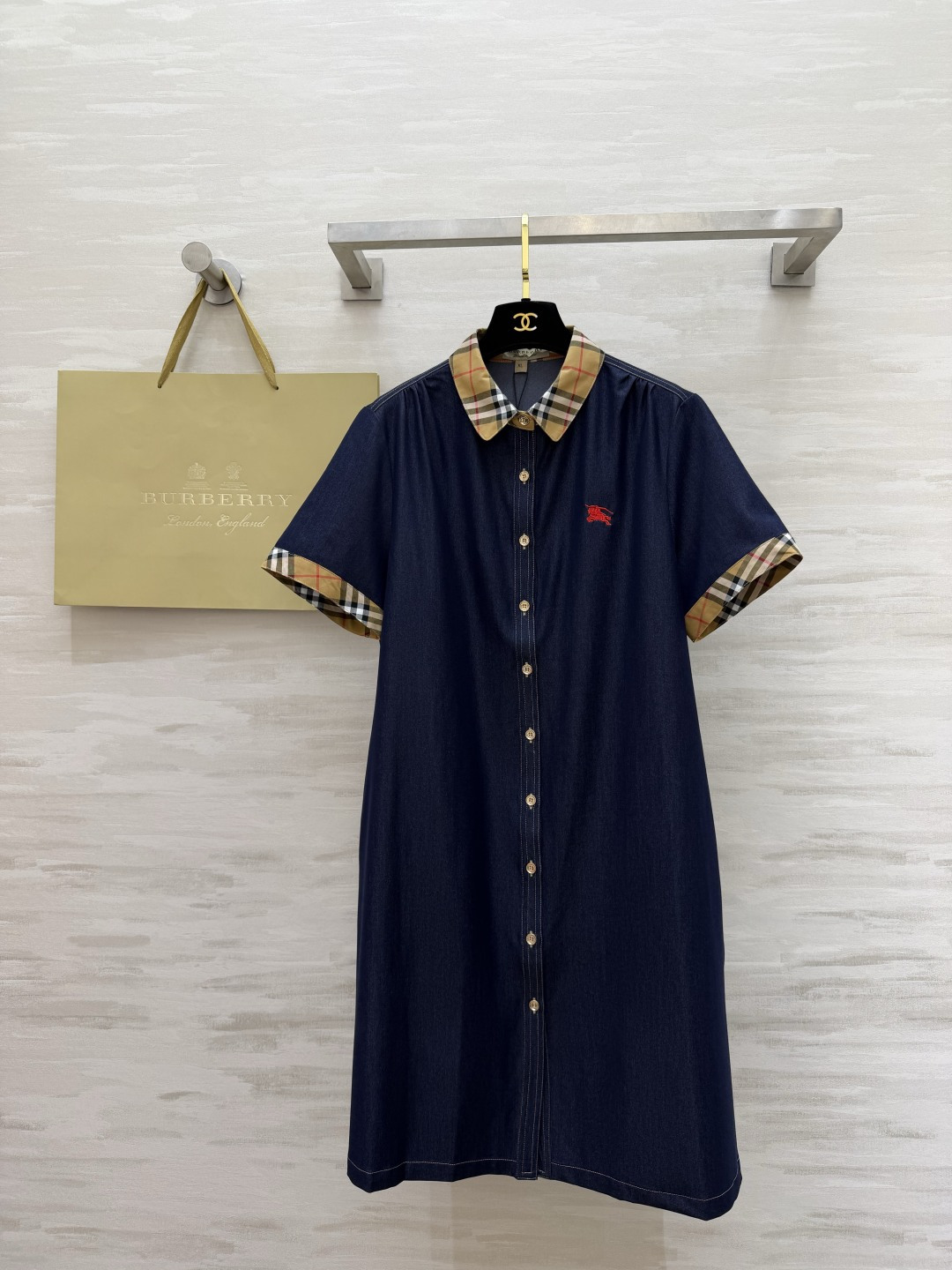 NO:855515,Burberr's classic denim shirt dress, made of denim fabric with retro filter, is low-key and elegant. Plaid collar + cuffs contrasting color design makes it easy to recognize. Loose and straight version. It doesn't show off the bulk of your figure. Wear it alone to give you a lazy and noble look. Suitable for commuting and daily life. An evergreen style in your wardrobe. High-quality customization.  Available in stock first size S/M/L/XL/XXL (M size shoulder width 37, bust 100, length 93), Burberry - clothing, burberry, skirts, shirts,19860909Burberr经典牛仔衬衫裙丹宁面料自带复古滤镜 低调又显贵 格纹领+袖口撞色设计 辨识度拉满 宽松直筒版型 不挑身材巨藏肉 单穿就是慵懒贵气感 通勤、日常都适配 衣柜里的常青款 高品质定制 现货首发sizeS/M/L/XL/XXL（M码肩宽37,胸围100,衣长93）,博柏利-服装,burberry,skirts,shirts,,Women's clothing