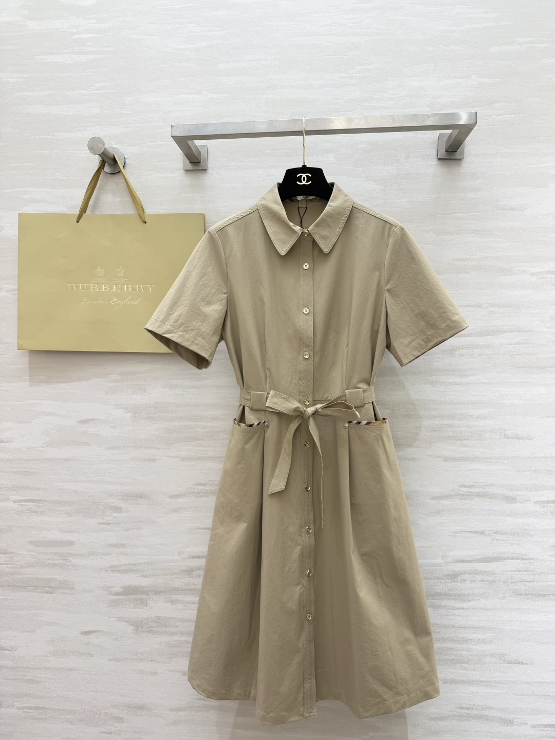 NO:855498,Burberr's classic waist-cinching shirt dress comes in three colors. Each style is aesthetically pleasing. Classic khaki/gentle pink/versatile black. No matter the skin color or person!  The lapel single-breasted design brings a sense of British elegance. The same-color belt can easily tighten the waist and change the proportion in seconds. The pocket plaid details hide the brand recognition. The fabric is crisp and stylish, suitable for commuting, dating and daily life. High-quality customization. Available in stock first size S/M/L/XL/XXL (M size shoulder width 36, chest 92, length 100), Burberry - clothing, burberry, skirts, shirts,19860909Burberr经典收腰衬衫裙三色齐发 每一款都长在审美上 经典卡其/温柔粉/百搭黑 不挑肤色不挑人！翻领单排扣设计 自带英伦优雅感 同色系腰带轻松收腰 秒变三七分比例 口袋格纹细节暗藏品牌辨识度 面料挺括有型,通勤、约会、日常都能打 高品质定制 现货首发sizeS/M/L/XL/XXL（M码肩宽36,胸围92,衣长100）,博柏利-服装,burberry,skirts,shirts,,Women's clothing