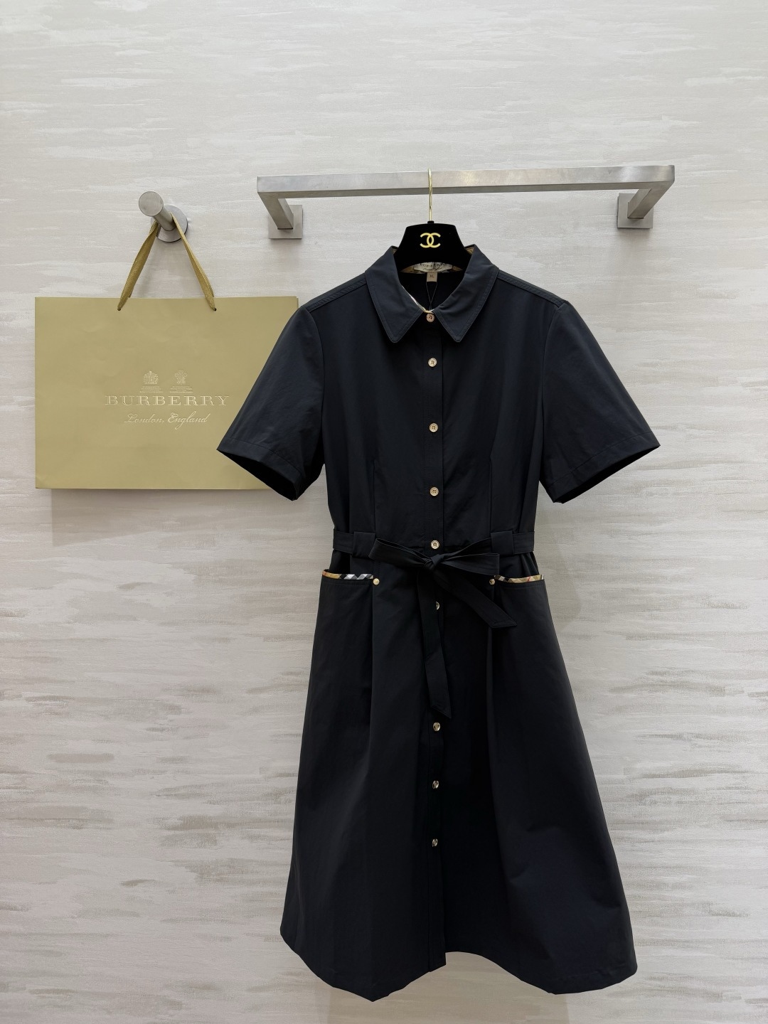 NO:860983,Burberr's classic waist-cinching shirt dress comes in three colors. Each style is aesthetically pleasing. Classic khaki/gentle pink/versatile black. No matter the skin color or person!  The lapel single-breasted design brings a sense of British elegance. The same-color belt can easily tighten the waist and change the proportion in seconds. The pocket plaid details hide the brand recognition. The fabric is crisp and stylish, suitable for commuting, dating and daily life. High-quality customization. Available in stock first size S/M/L/XL/XXL (M size shoulder width 36, chest 92, length 100), burberry, skirts, shirts,19860909Burberr经典收腰衬衫裙三色齐发 每一款都长在审美上 经典卡其/温柔粉/百搭黑 不挑肤色不挑人！翻领单排扣设计 自带英伦优雅感 同色系腰带轻松收腰 秒变三七分比例 口袋格纹细节暗藏品牌辨识度 面料挺括有型,通勤、约会、日常都能打 高品质定制 现货首发sizeS/M/L/XL/XXL（M码肩宽36,胸围92,衣长100）,,burberry,skirts,shirts,,Women's clothing