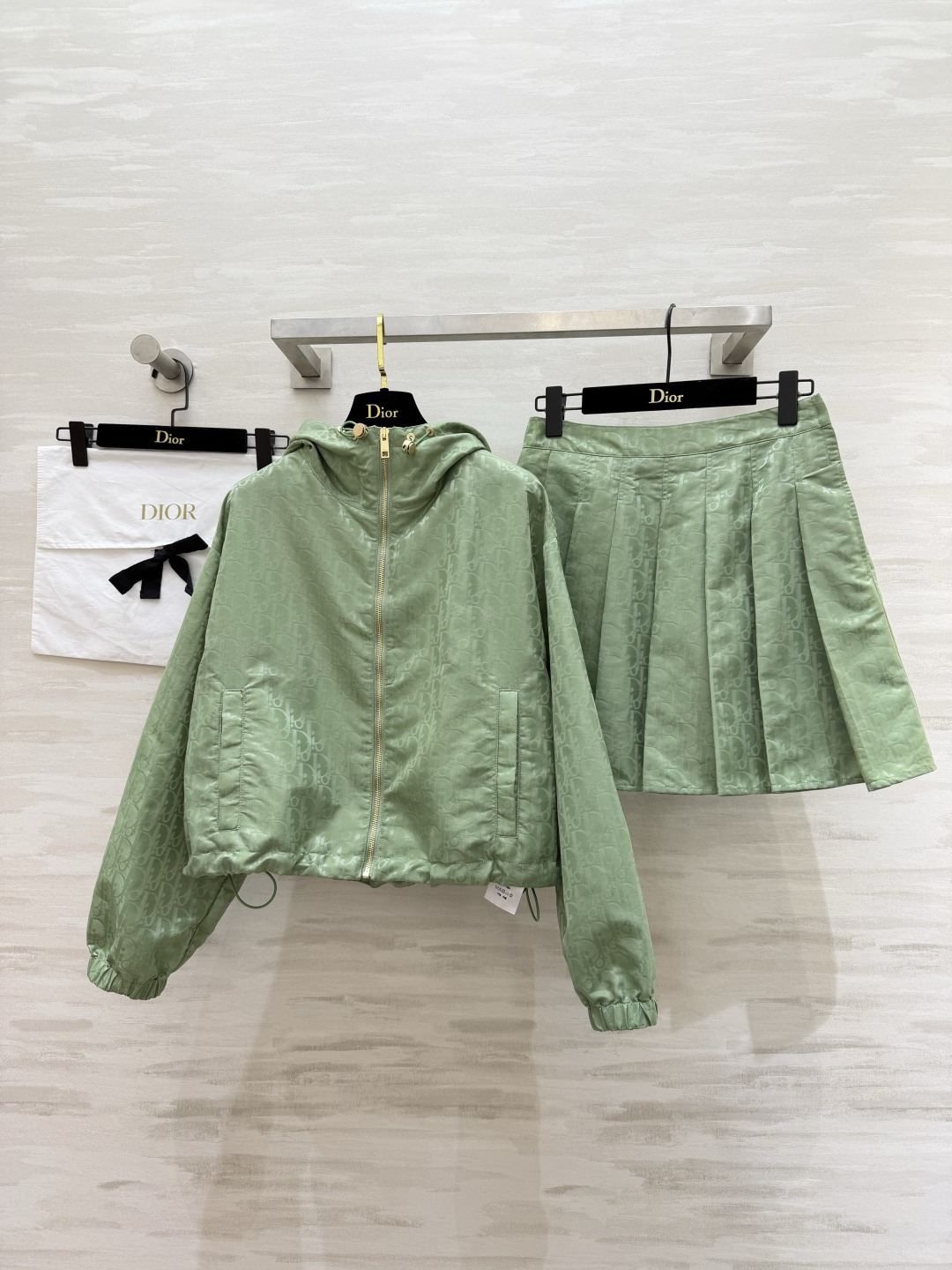 NO:855475,The whole Dio presbyopia suit has a sense of nobility!  The classic presbyopia dark pattern is low-key and recognizable. It is full of details. The hooded jacket + pleated skirt is short at the top and long at the bottom. The loose version is not flattering and has a great slimming effect. The avocado green is refreshing and age-reducing. The navy blue is deep and versatile. It can be worn daily, on vacation, and out on the street. The complete set is worry-free and fashionable!  High-quality customization, available in stock first size S/M/L (S size bust 118, dress length 51, skirt waist 66, skirt length 42) jacket, skirt 280, Dior-clothing, dior, dior, skirts, jackets & coats, hats,19860909Dio老花套装一整个被贵气感拿捏住！经典老花暗纹低调又有辨识度 细节拉满 连帽外套+百褶半裙 上短下长超显比例 宽松版型不挑身材 遮肉显瘦效果绝了 牛油果绿清新减龄 藏青深邃百搭日常、度假、出街都能穿,一整套省心又时髦！高品质定制 现货首发sizeS/M/L（s码胸围118,衣长51,半裙腰围66,裙长42）外套,半裙280,迪奥-服装,dior,dior,skirts,jackets & coats,hats,,Women's clothing