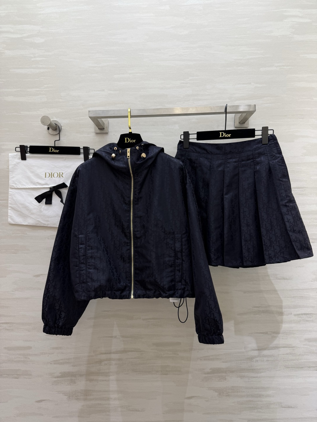 NO:855459,The whole Dio presbyopia suit has a sense of nobility!  The classic presbyopia dark pattern is low-key and recognizable. It is full of details. The hooded jacket + pleated skirt is short at the top and long at the bottom. The loose version is not flattering and has a great slimming effect. The avocado green is refreshing and age-reducing. The navy blue is deep and versatile. It can be worn daily, on vacation, and out on the street. The complete set is worry-free and fashionable!  High-quality customization, available in stock first size S/M/L (S size bust, dress length 51, skirt waist 66, skirt length 42) jackets, skirts, Dior-clothing, dior, dior, skirts, jackets & coats, hats,19860909Dio老花套装一整个被贵气感拿捏住！经典老花暗纹低调又有辨识度 细节拉满 连帽外套+百褶半裙 上短下长超显比例 宽松版型不挑身材 遮肉显瘦效果绝了 牛油果绿清新减龄 藏青深邃百搭日常、度假、出街都能穿,一整套省心又时髦！高品质定制 现货首发sizeS/M/L（s码胸围,衣长51,半裙腰围66,裙长42）外套,半裙,迪奥-服装,dior,dior,skirts,jackets & coats,hats,,Women's clothing