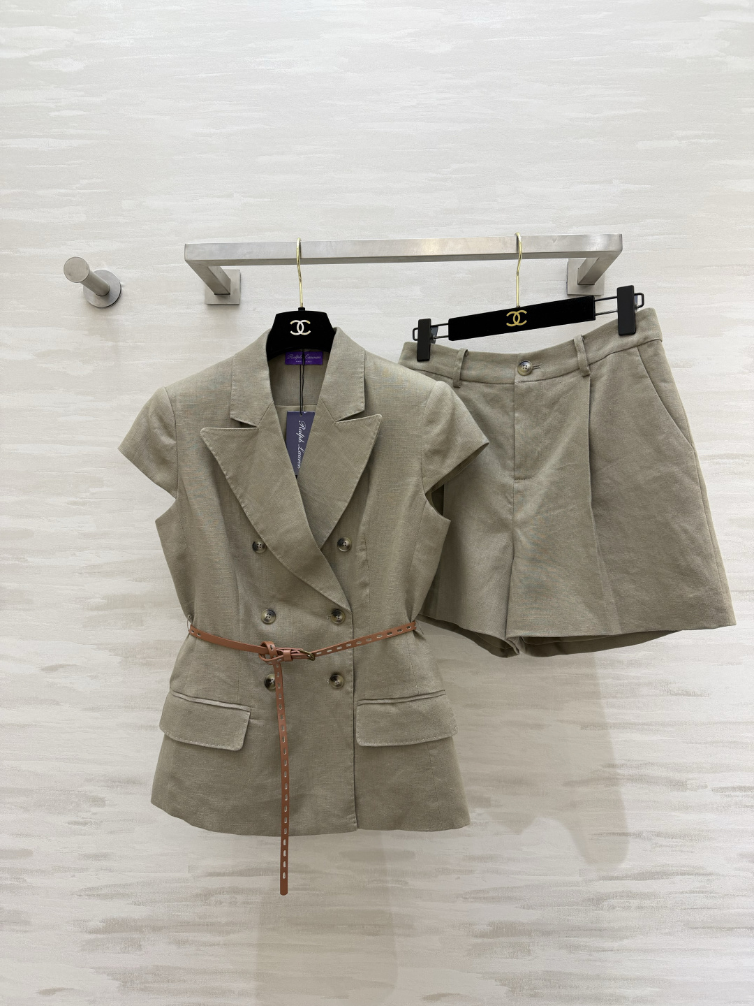 NO:855448,The linen suit from the Ralph Laure Purple Label series brings a relaxed and luxurious feel to your summer needs!  Double-breasted waisted suit + neat shorts, excellent fit. Comes with a cowhide belt of the same color, which can easily create the golden ratio. The linen fabric is breathable and refreshing, with natural texture. The khaki color is gentle and noble, suitable for commuting and vacation. One set can complete the outfit of a lazy person, and she will become a stylish sister in seconds. High-quality customization  Available in stock first size S/M/L (S size top shoulder width 39, bust 90, length 61, shorts waist 68, hips 96, pants length 39) tops, shorts 270, women's clothing, loro piana, shorts, business suit, cowhide, gold,19860909Ralph Laure紫标系列亚麻西装套装自带松弛高级感的夏日刚需！双排扣收腰西装+利落短裤,版型超绝 附赠同色系牛皮腰带,轻松掐出黄金比例 亚麻面料透气清爽,自带天然肌理感 卡其色调温柔又显贵,通勤、度假都适配 一套搞定懒人穿搭,秒变气质姐姐 高品质定制 现货首发sizeS/M/L（s码上衣肩宽39,胸围90,衣长61,短裤腰围68,臀围96,裤长39）上衣,短裤270,女装,loro piana,shorts,business suit,cowhide,gold,,Women's clothing