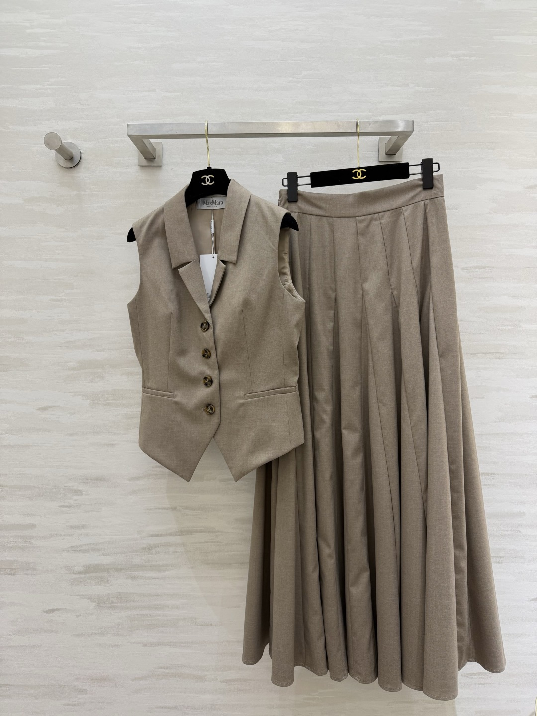 NO:855497,MaxMar's classic linen vest and skirt suit combines relaxation and elegance!  A neatly tailored suit vest, paired with a drapey skirt. The oatmeal color has a high-end gray tone, which is gentle and noble. The single-breasted design of the vest modifies the waistline, and the pleated line of the skirt hides the flesh and makes the body look slimmer. It can be used for commuting, dating, and light business. The whole suit can show the temperament of an intellectual heroine. High-quality customization  Available in stock first size S/M/L (S size vest bust 88, length 52, skirt waist 68, hip 104, skirt length 102) vest 270, skirt, Maxmara-clothing, skirts, business suit,19860909MaxMar经典亚麻马甲半裙套装把松弛与优雅焊在身上的一套！剪裁利落的西装马甲,搭配垂坠感大摆半裙 自带高级灰调的燕麦色,温柔又显贵 马甲单排扣设计修饰腰线,半裙百褶线条藏肉显瘦 通勤、约会、轻商务都能打,一整套穿出知性大女主气质 高品质定制 现货首发sizeS/M/L（s码马甲胸围88,衣长52,半裙腰围68,臀围104,裙长102）马甲270,半裙,麦丝玛拉-服装,skirts,business suit,,Women's clothing