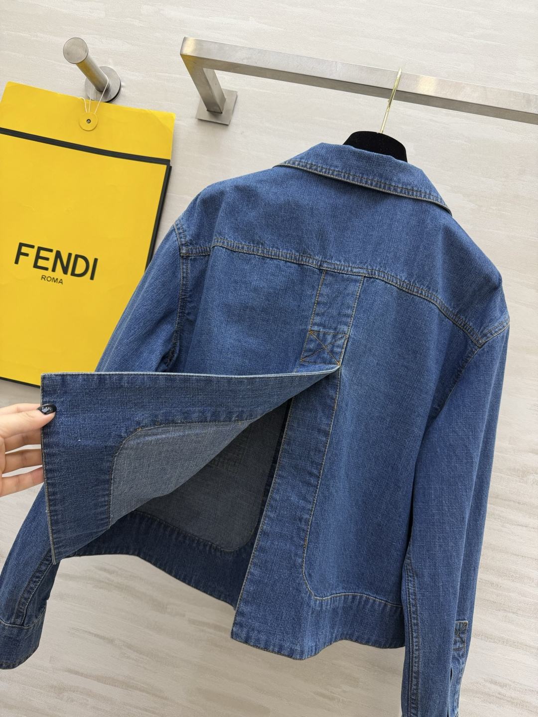 Fend♡²⁶经典牛仔外套✨宽松版型上身自带慵懒松弛感 做旧牛仔蓝质感高级 胸前皮革logo低调又有辨识