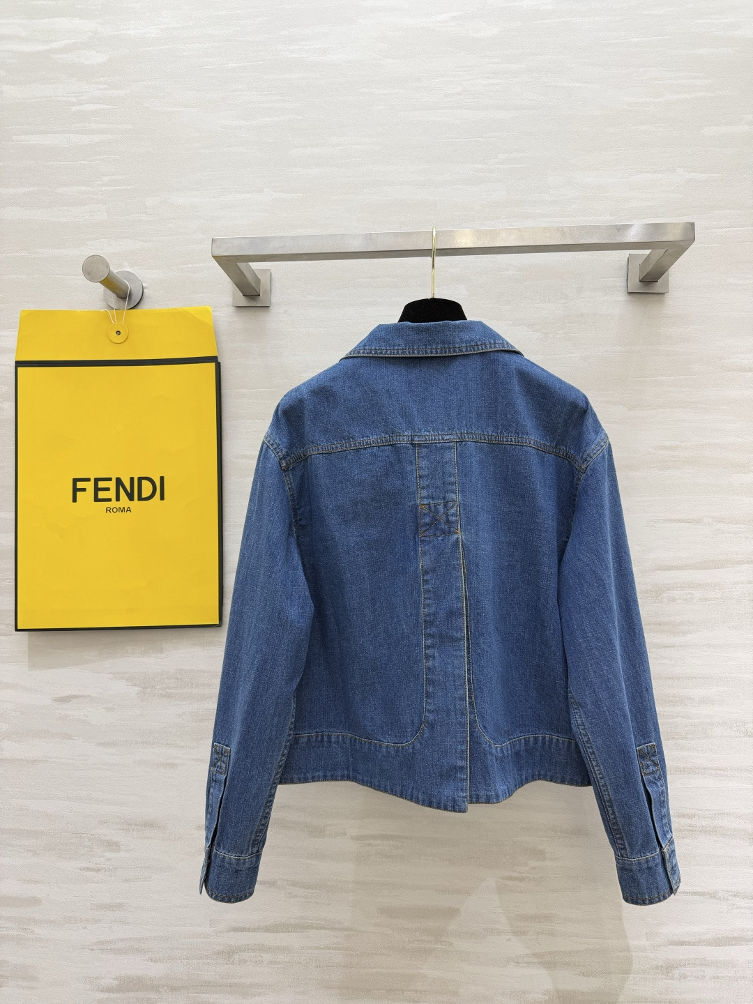 Fend♡²⁶经典牛仔外套✨宽松版型上身自带慵懒松弛感 做旧牛仔蓝质感高级 胸前皮革logo低调又有辨识