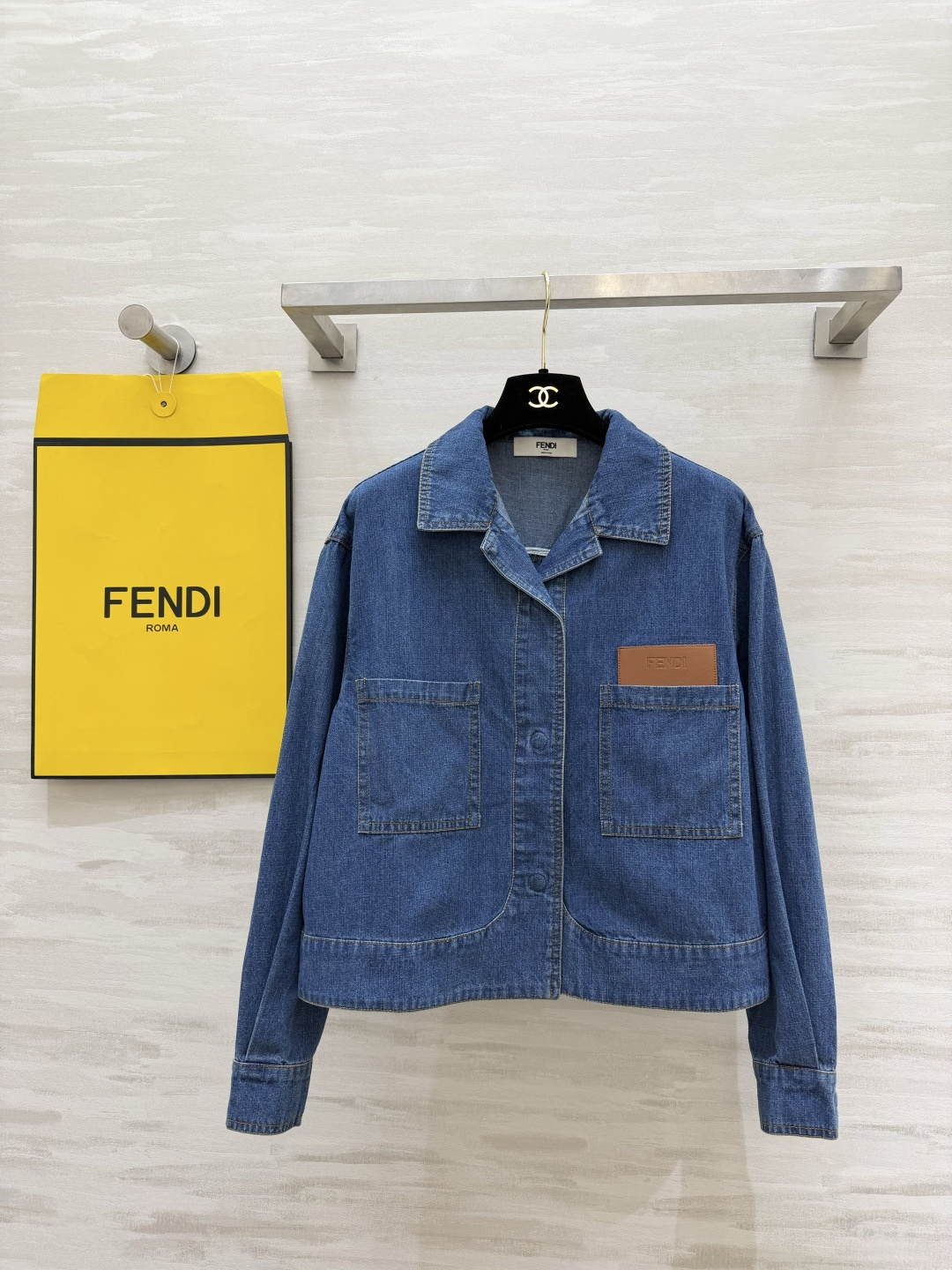 NO:855474,Fend's classic denim jacket has a loose fit on the upper body with a lazy and relaxed feel. The texture of distressed denim blue is high-end. The leather logo on the chest is low-key and recognizable. Work pocket design is practical and stylish. High-quality customization. Available in stock first size S/M/L (S size bust 104, length 51), Fendi-clothing, fendi, fendi, jackets & coats,19860909Fend经典牛仔外套宽松版型上身自带慵懒松弛感 做旧牛仔蓝质感高级 胸前皮革logo低调又有辨识度 工装口袋设计 实用又有型 高品质定制 现货首发sizeS/M/L（s码胸围104,衣长51）,芬迪-服装,fendi,fendi,jackets & coats,,Women's clothing