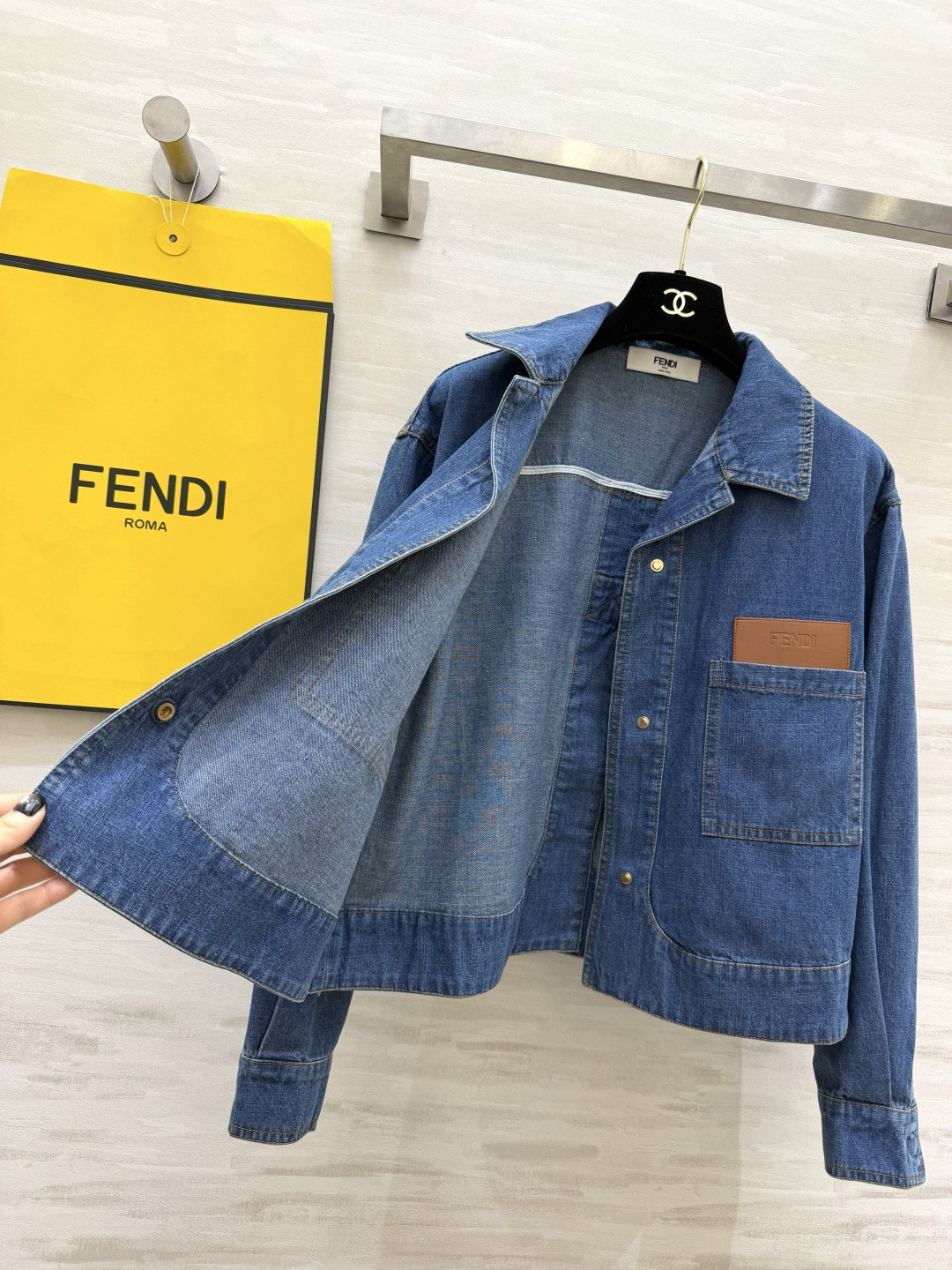 Fend♡²⁶经典牛仔外套✨宽松版型上身自带慵懒松弛感 做旧牛仔蓝质感高级 胸前皮革logo低调又有辨识