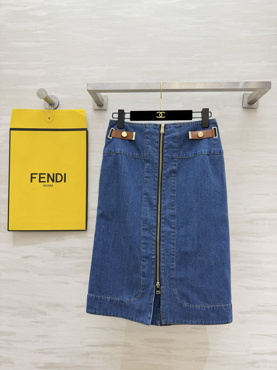 NO:855489,Fend’s classic denim skirt has just the right balance of retro and elegance!  The straight version hides the body and makes you look slimmer. The distressed denim blue comes with a retro filter. The upper body shows off your temperament. The front metal zipper + leather buckle makes the details more recognizable. The length is just below the knees, suitable for commuting and dating. Pair it with the same series of tops to easily wear a 30-70 proportion, and it will turn heads every day when you go out on the street!  High-quality customization, available in stock first size S/M/L (S size waist 66, skirt length 64), Fendi-clothing, fendi, fendi, skirts,19860909Fend经典牛仔半裙把复古和贵气平衡得刚刚好！直筒版型藏肉显瘦 做旧牛仔蓝自带复古滤镜 上身巨显气质 正面金属拉链+皮革扣饰 细节拉满辨识度 长度刚好到膝盖下方,通勤、约会都适配 搭配同系列上衣,轻松穿出三七分比例,日常出街自带回头率！高品质定制 现货首发sizeS/M/L（s码腰围66,裙长64）,芬迪-服装,fendi,fendi,skirts,,Women's clothing