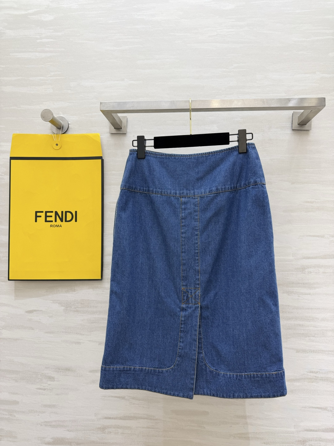 Fend♡²⁶经典牛仔半裙✨把复古和贵气平衡得刚刚好！直筒版型藏肉显瘦 做旧牛仔蓝自带复古滤镜 上身巨显