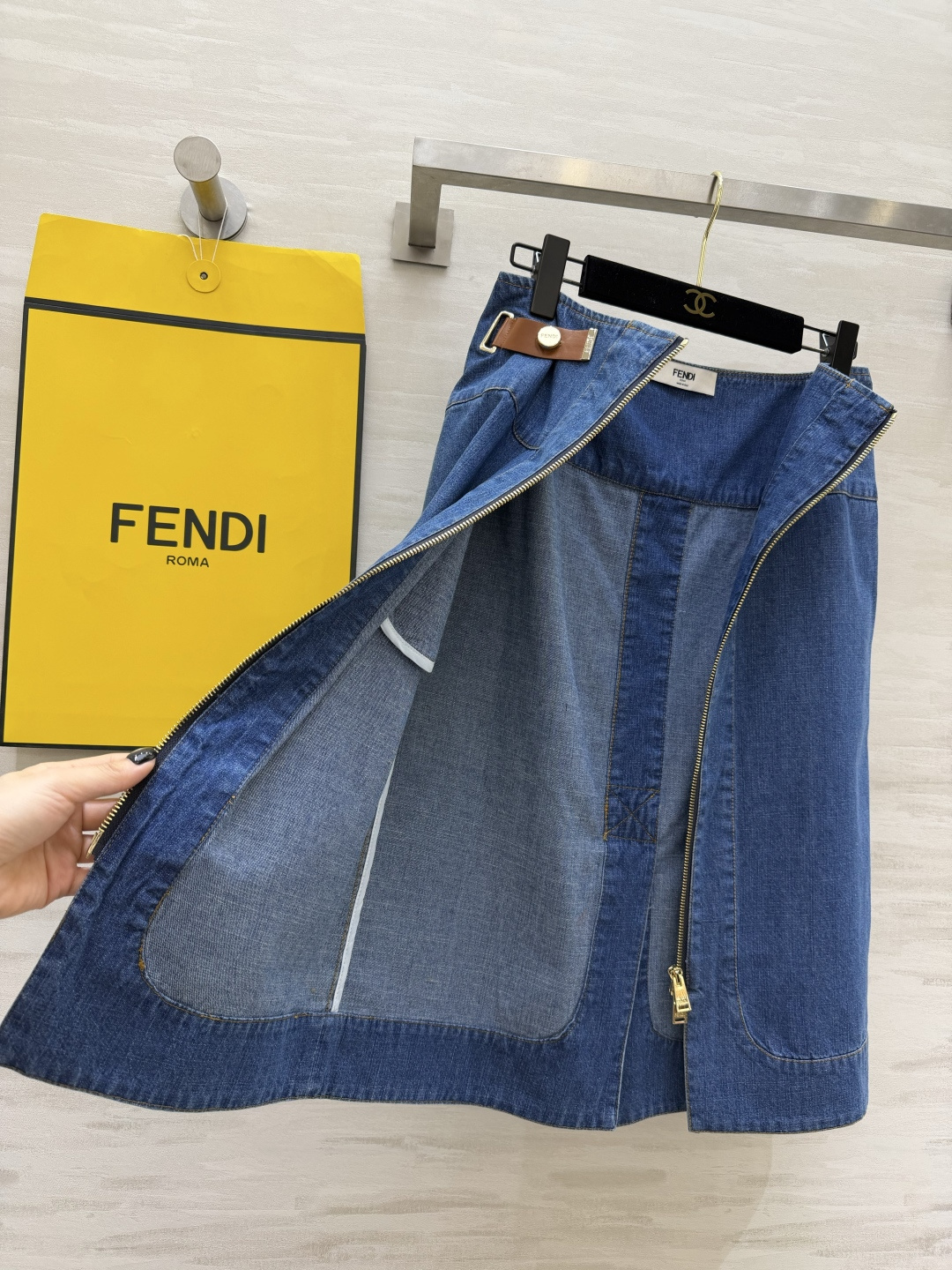 Fend♡²⁶经典牛仔半裙✨把复古和贵气平衡得刚刚好！直筒版型藏肉显瘦 做旧牛仔蓝自带复古滤镜 上身巨显