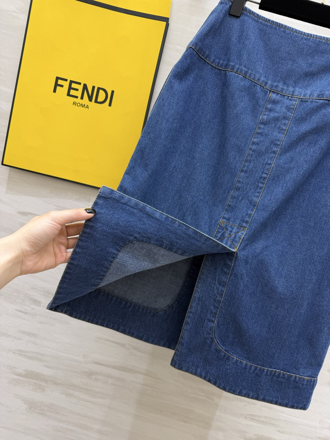 Fend♡²⁶经典牛仔半裙✨把复古和贵气平衡得刚刚好！直筒版型藏肉显瘦 做旧牛仔蓝自带复古滤镜 上身巨显