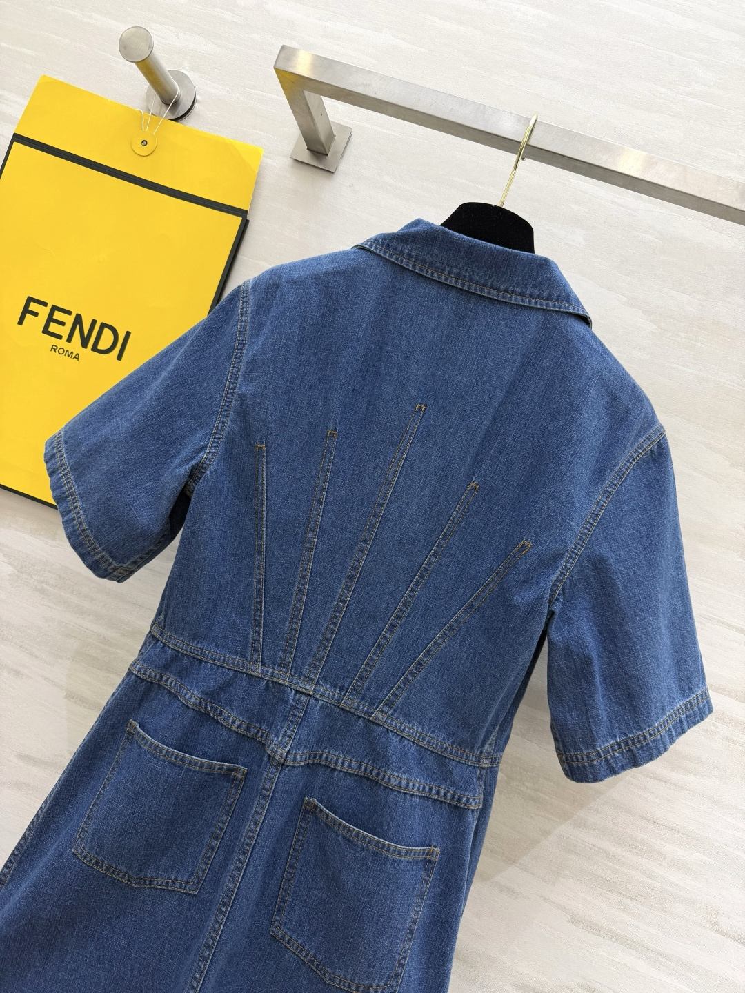 Fend♡²⁶工装风牛仔连衣裙✨复古与利落感的完美结合！经典牛仔蓝自带复古滤镜，上身巨显气质 前中拉链+