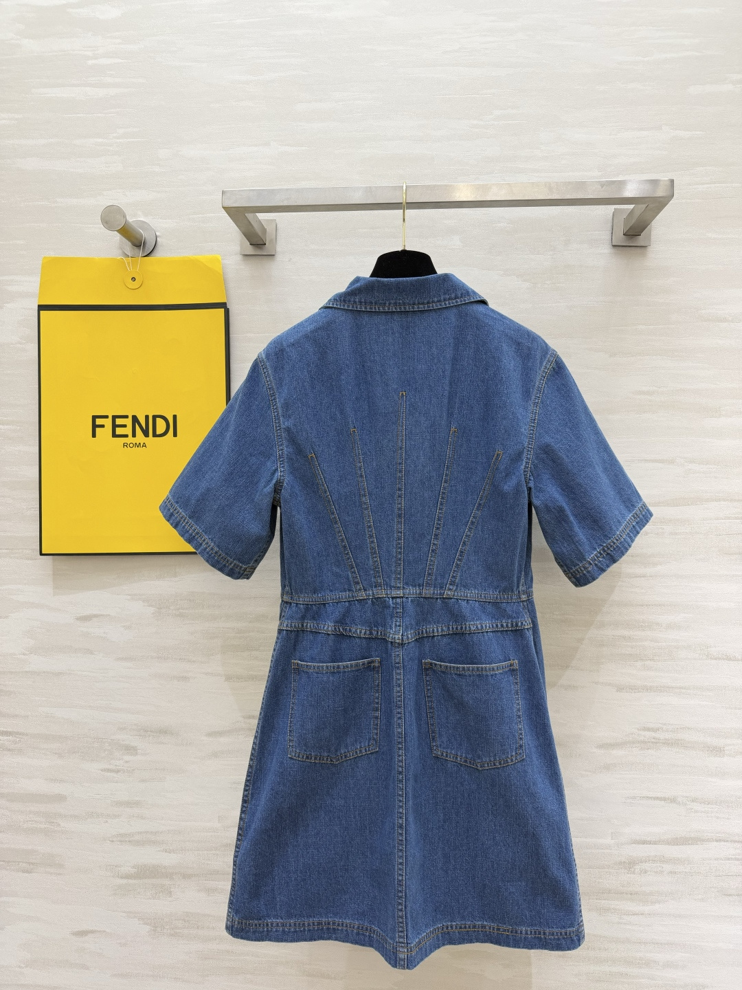 Fend♡²⁶工装风牛仔连衣裙✨复古与利落感的完美结合！经典牛仔蓝自带复古滤镜，上身巨显气质 前中拉链+