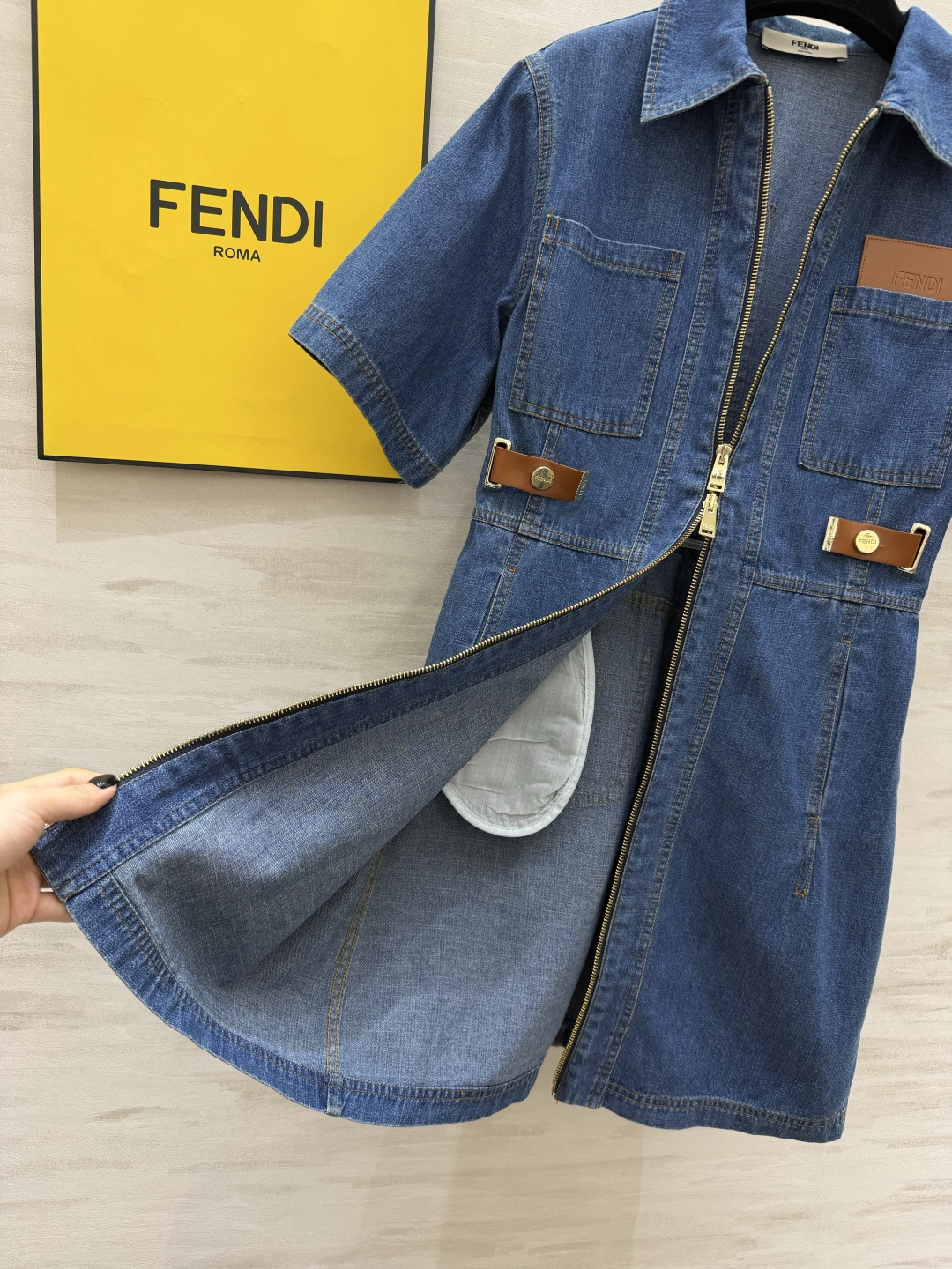 Fend♡²⁶工装风牛仔连衣裙✨复古与利落感的完美结合！经典牛仔蓝自带复古滤镜，上身巨显气质 前中拉链+