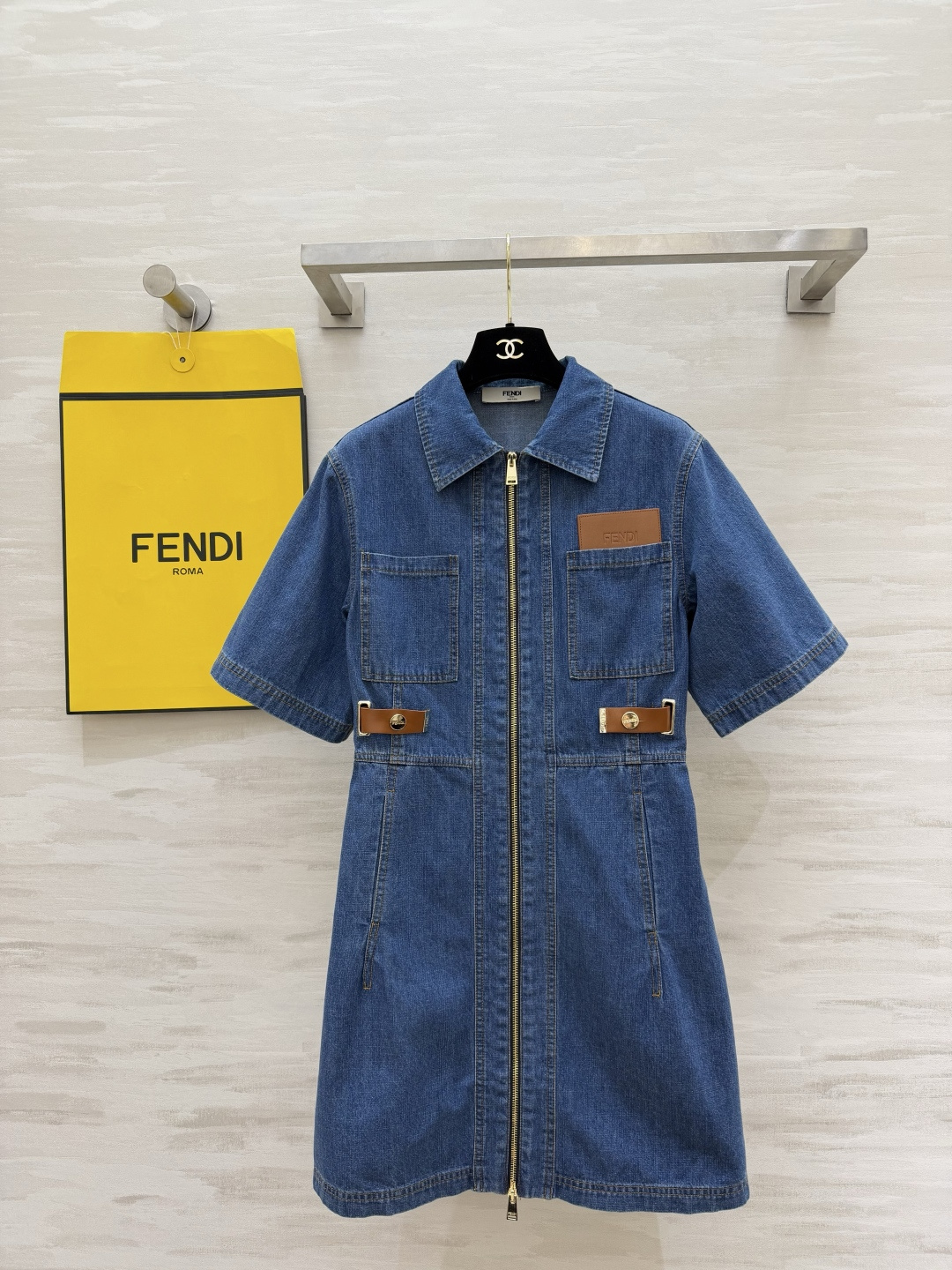 NO:855458,Fend workwear-style denim dress is the perfect combination of retro and neatness!  The classic denim blue comes with a retro filter, and the upper body shows off your temperament. The center front zipper + leather buckle at the waist make the details more recognizable. The A-line version with waisted waist can easily create a slim waist!  Short sleeve + lapel design, refreshing and neat, suitable for wearing alone or layered in spring and summer!  High-quality customization, available in stock first size S/M/L (S size waist 86, skirt length 83), Fendi-clothing, fendi, fendi, skirts, T-shirt,19860909Fend工装风牛仔连衣裙复古与利落感的完美结合！经典牛仔蓝自带复古滤镜,上身巨显气质 前中拉链+腰部皮革扣饰,细节拉满辨识度 收腰A字版型,轻松掐出小蛮腰！短袖+翻领设计,清爽利落,春夏单穿、叠穿都合适！高品质定制 现货首发sizeS/M/L（s码腰围86,裙长83）,芬迪-服装,fendi,fendi,skirts,T-shirt,,Women's clothing