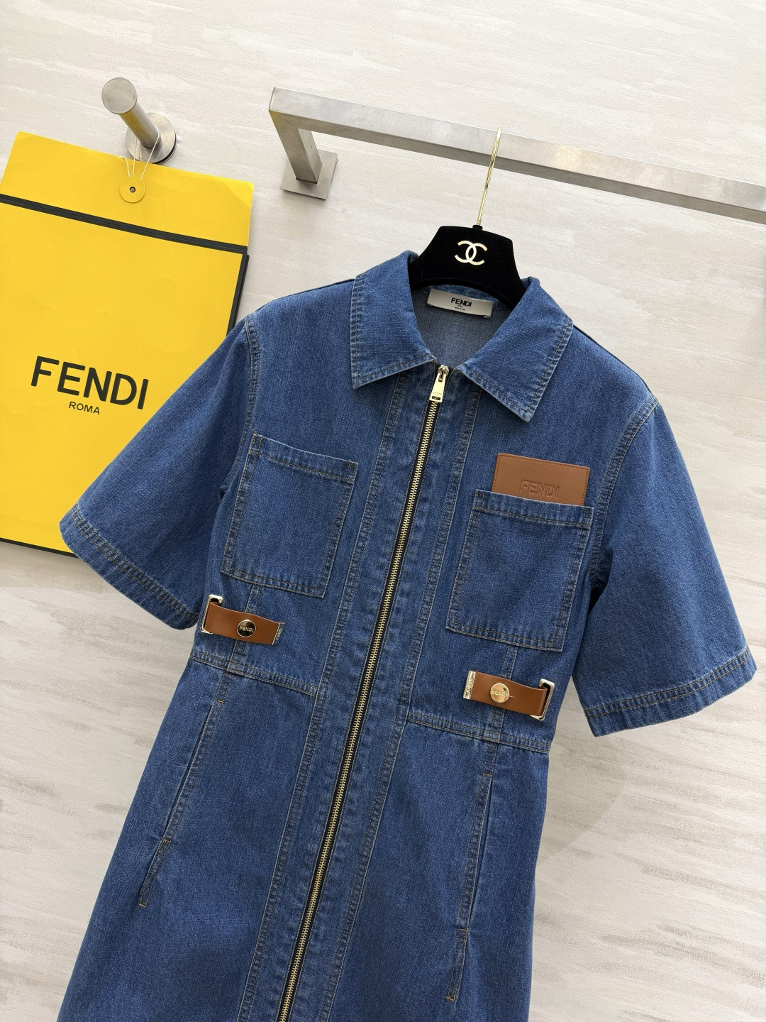 Fend♡²⁶工装风牛仔连衣裙✨复古与利落感的完美结合！经典牛仔蓝自带复古滤镜，上身巨显气质 前中拉链+