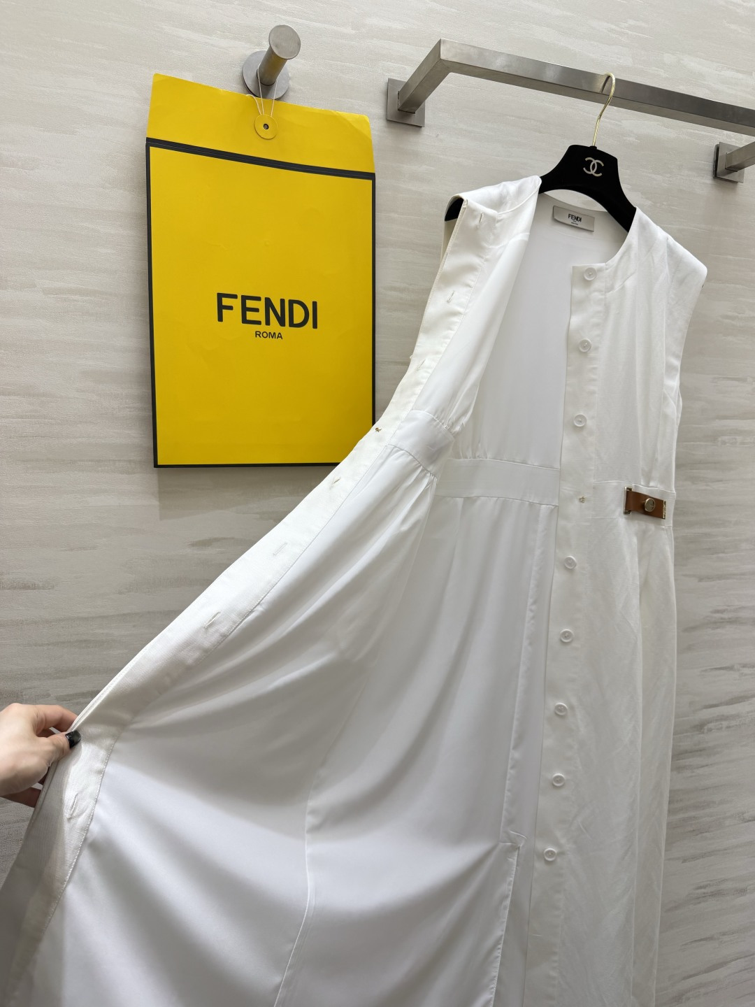 Fend♡²⁶气质白无袖连衣裙✨温柔与贵气并存的白月光神裙！干净利落的无袖圆领设计，自带清冷高级感 腰部