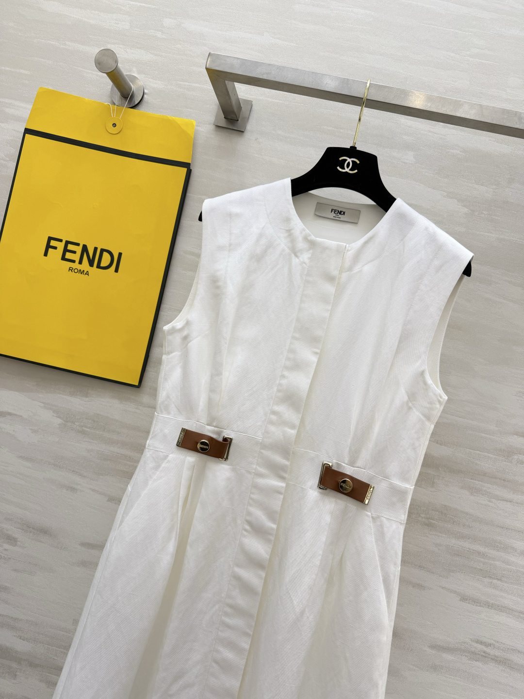 Fend♡²⁶气质白无袖连衣裙✨温柔与贵气并存的白月光神裙！干净利落的无袖圆领设计，自带清冷高级感 腰部