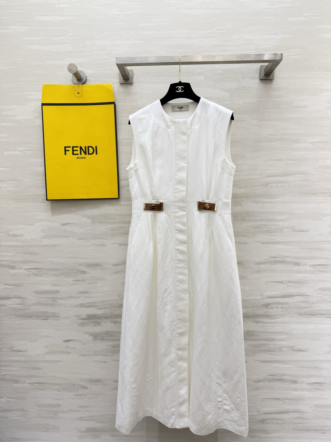 NO:855444,Fend’s elegant white sleeveless dress is a white moonlight dress that coexists with gentleness and elegance!  The clean sleeveless round neck design has a cool and high-end feel. The leather buckle at the waist can accurately tighten the waist, easily pinching the waist. The drapey fabric has natural texture, making the upper body look slimmer and more elegant. The length just reaches the ankle, suitable for commuting, dating, and vacation. It looks good with single shoes and sandals. You can look like an intellectual heroine in one piece!  High-quality customization, available in stock first size S/M/L (S size bust 90, length 118), Fendi-clothing, fendi, fendi, sandals, skirts,19860909Fend气质白无袖连衣裙温柔与贵气并存的白月光神裙！干净利落的无袖圆领设计,自带清冷高级感 腰部皮革扣饰精准收腰,轻松掐出小蛮腰 垂坠感面料自带天然肌理,上身显瘦又显气质长度刚好到脚踝,通勤、约会、度假都适配 搭配单鞋、凉鞋都好看,一件穿出知性大女主！高品质定制 现货首发sizeS/M/L（s码胸围90,衣长118）,芬迪-服装,fendi,fendi,sandals,skirts,,Women's clothing
