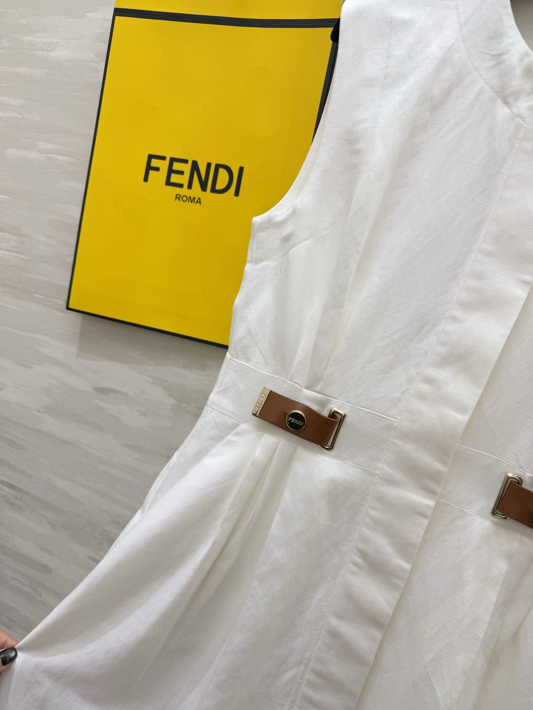 Fend♡²⁶气质白无袖连衣裙✨温柔与贵气并存的白月光神裙！干净利落的无袖圆领设计，自带清冷高级感 腰部