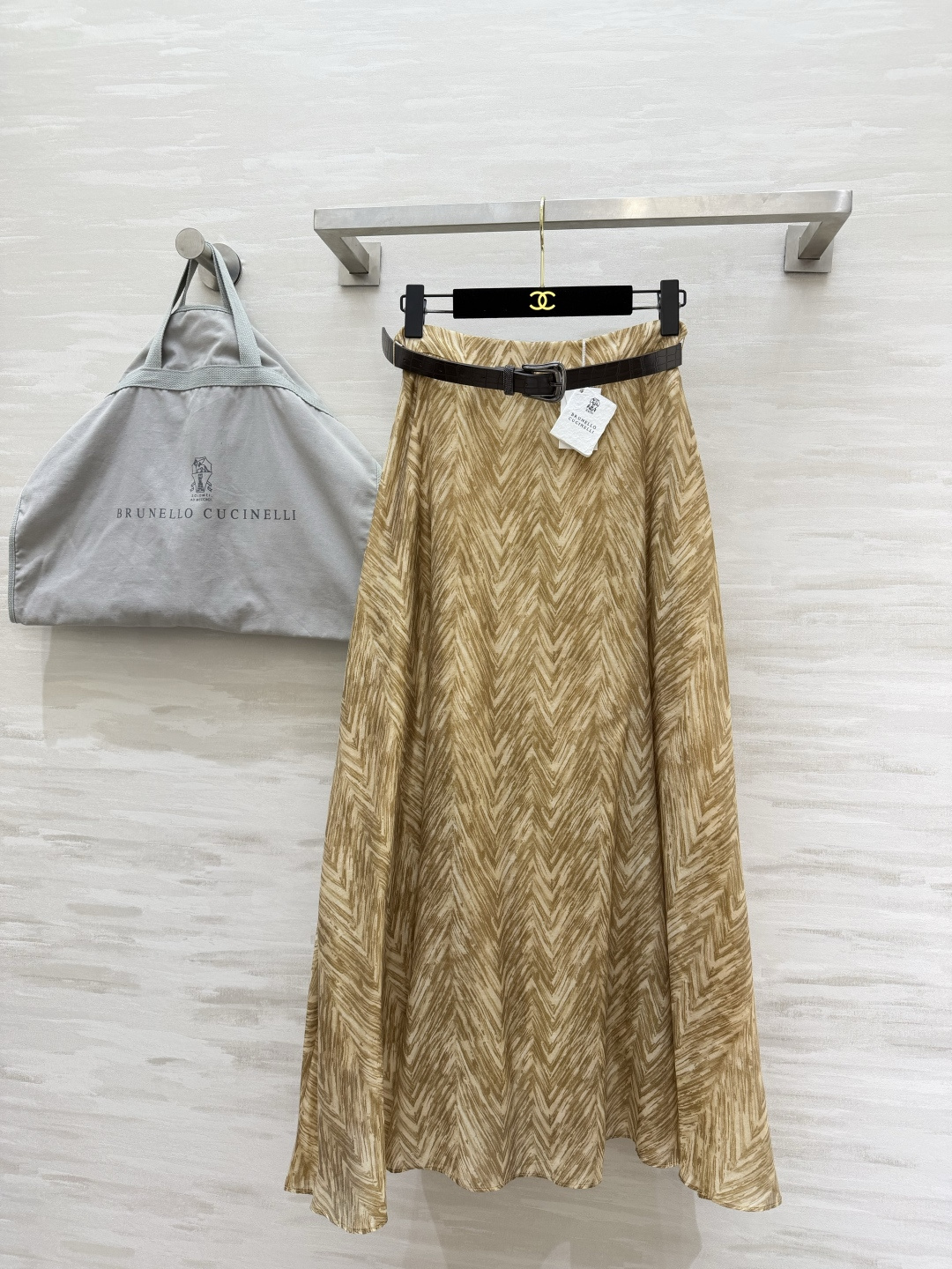 NO:855441,The Brunello Cucinell herringbone skirt is a magical skirt that puts a relaxed and elegant look on your body!  The gentle khaki herringbone pattern has its own texture, low-key and recognizable. The drapey fabric brings wind when walking, and the upper body comes with a soft light filter!  The high-waisted A-line version, paired with the built-in leather belt, makes it easy to achieve the golden ratio. It is suitable for commuting, vacationing, and dating. You can wear it in one piece to create a sense of Italian laziness and luxury!  High-quality customization, available in stock first size S/M/L (S size waist 66, skirt length 96), women's clothing, brunello cucinelli, skirts, gold,19860909Brunello Cucinell人字纹半裙把松弛贵气穿在身上的一条神裙！温柔卡其色人字纹自带肌理感,低调又有辨识度 垂坠感面料,走路带风,上身自带柔光滤镜！高腰A字版型,搭配自带的皮质腰带,轻松掐出黄金比例 通勤、度假、约会都适配,一件穿出意大利慵懒高级感！高品质定制 现货首发sizeS/M/L（s码腰围66,裙长96）,女装,brunello cucinelli,skirts,gold,,Women's clothing
