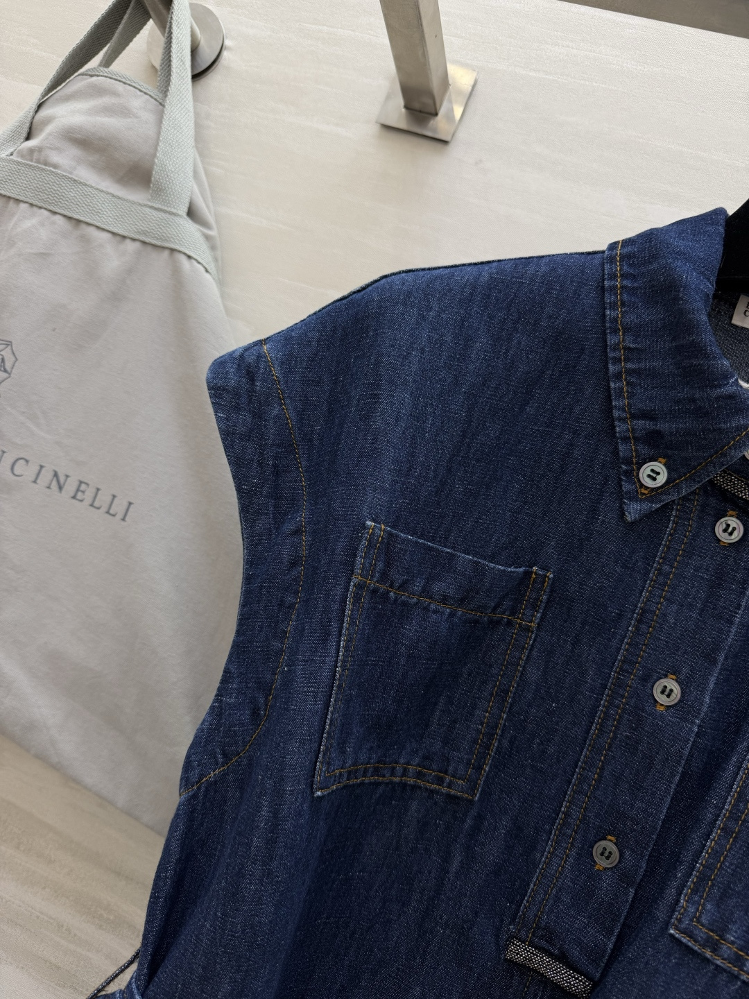 Brunello Cucinell♡²⁶牛仔连衣裙 经典衬衫领 立体剪裁自带腰带勾勒腰线 显瘦又随性 丹