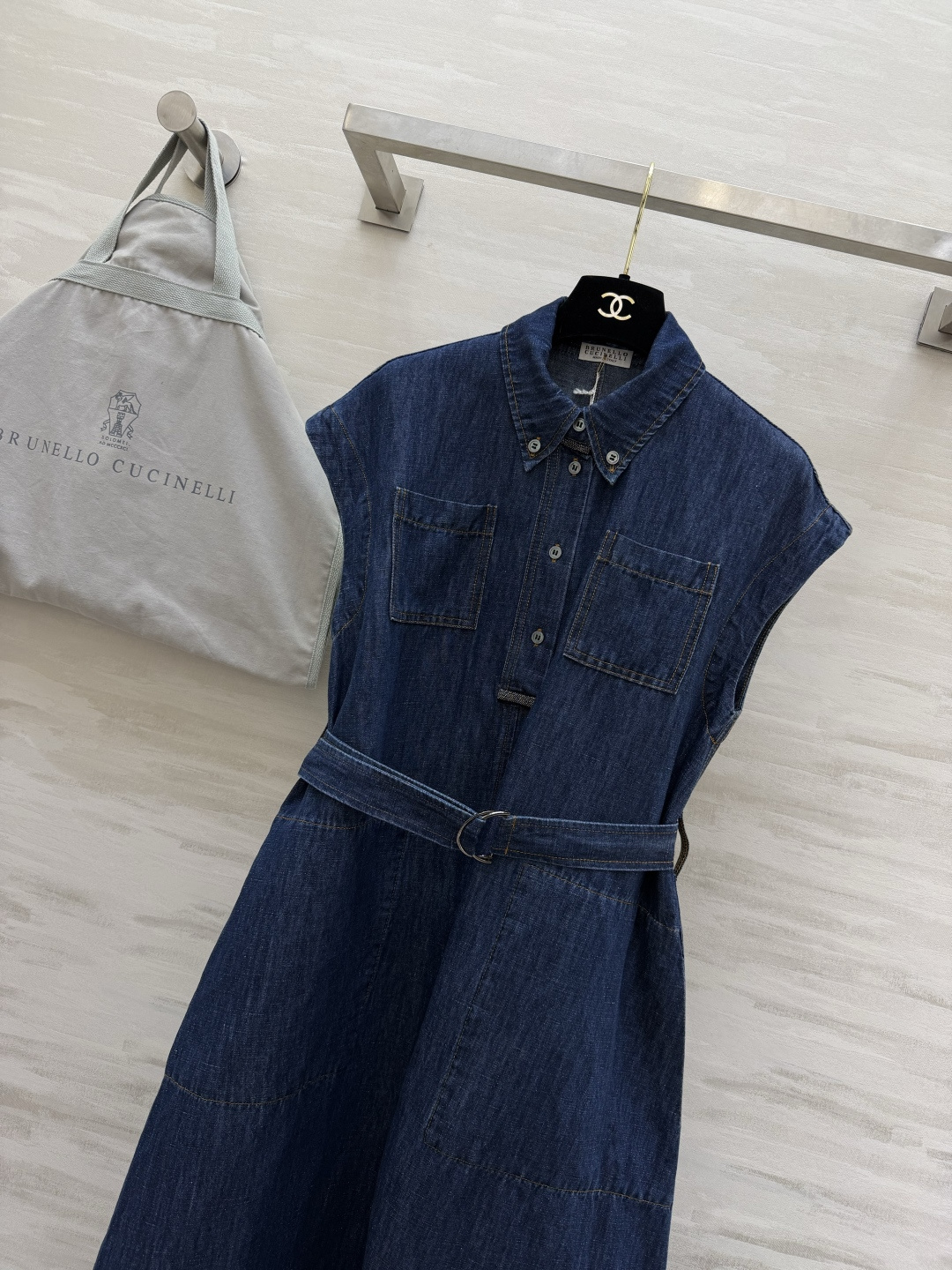 Brunello Cucinell♡²⁶牛仔连衣裙 经典衬衫领 立体剪裁自带腰带勾勒腰线 显瘦又随性 丹