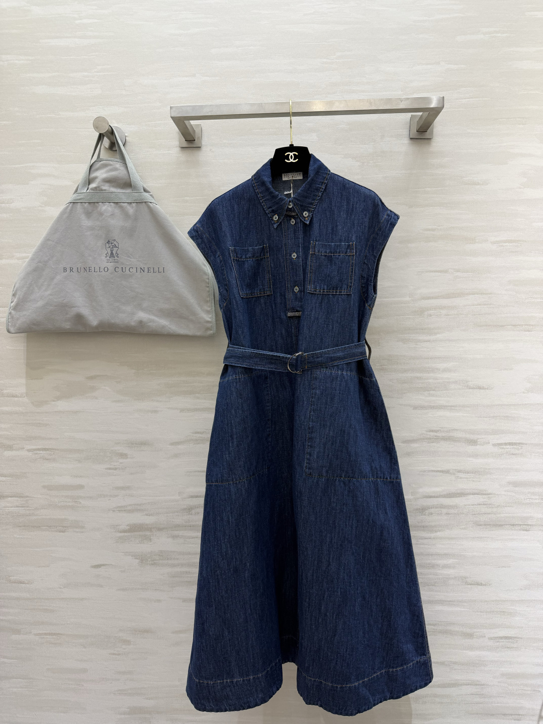 NO:856192,Brunello Cucinell denim dress, classic shirt collar, three-dimensional tailoring with belt to outline the waistline, slim and casual, high-end denim texture, suitable for daily commuting or leisure, high-quality customization, available in stock first size S/M/L (S size bust 96, skirt length 118), women's clothing, brunello cucinelli, skirts, shirts,19860909Brunello Cucinell牛仔连衣裙 经典衬衫领 立体剪裁自带腰带勾勒腰线 显瘦又随性 丹宁质感高级 日常通勤或休闲都能hold住高品质定制 现货首发sizeS/M/L（s码胸围96,裙长118）,女装,brunello cucinelli,skirts,shirts,,Women's clothing